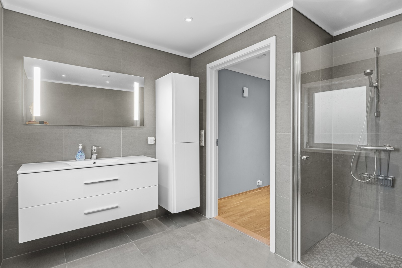 Stor baderomsinnredning og speil med integrert lys Galleribilde