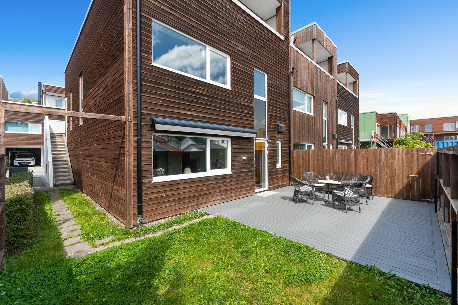 Den sydvendte hagen er solrik - her er det tilgang både fra bakkeplan og via trappen fra balkongen Galleribilde