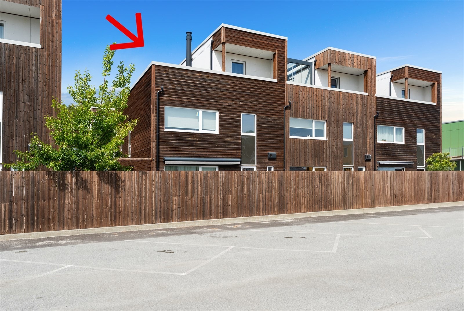 Takterrassen er solrik og det er fri utsikt til området rundt Galleribilde