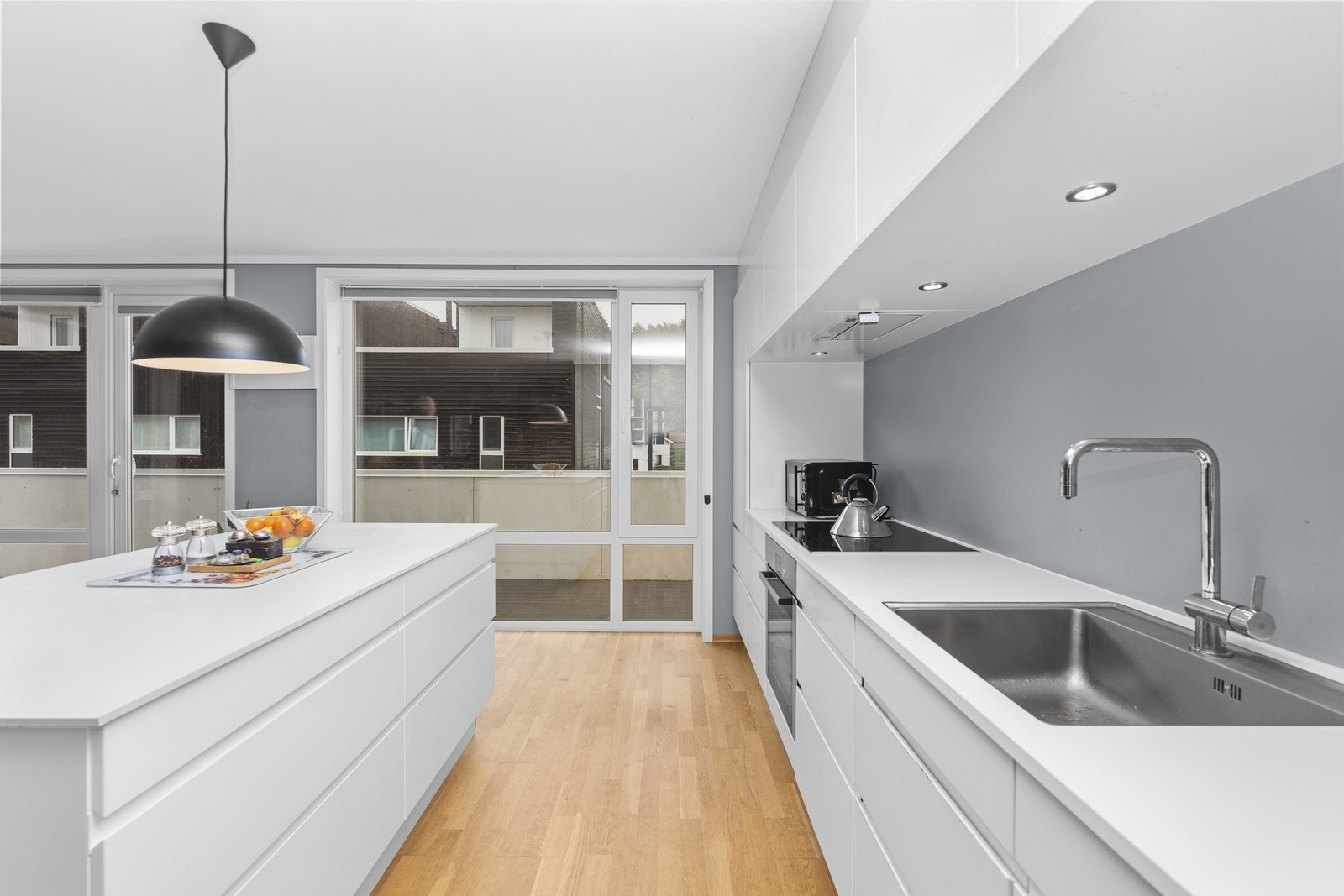 Kjøkkenet er lekkert hvitt - her er det godt med skapplass og gode arbeidsflater Galleribilde