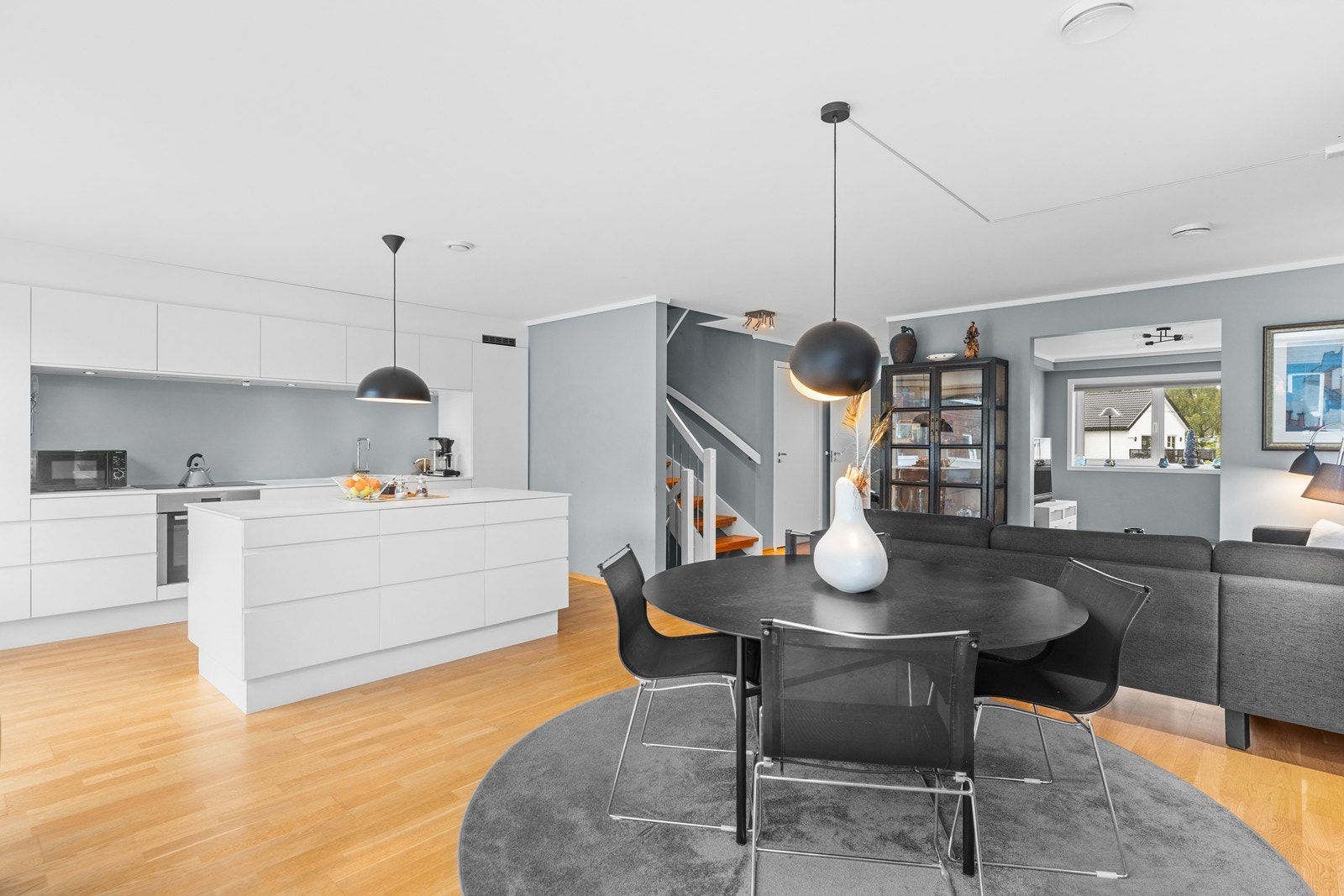 Stor og lys stue i hovedetasjen med lekkert hvitt kjøkken - egen tv-stue og bad i samme etasje Galleribilde