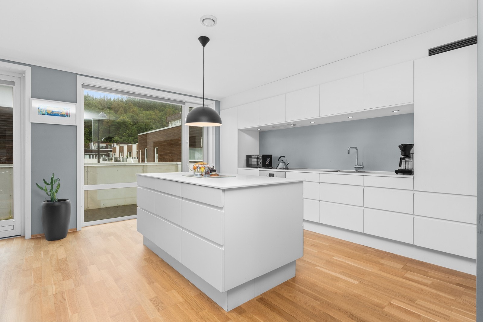 Fine arbeidsflater og godt med skapplass Galleribilde