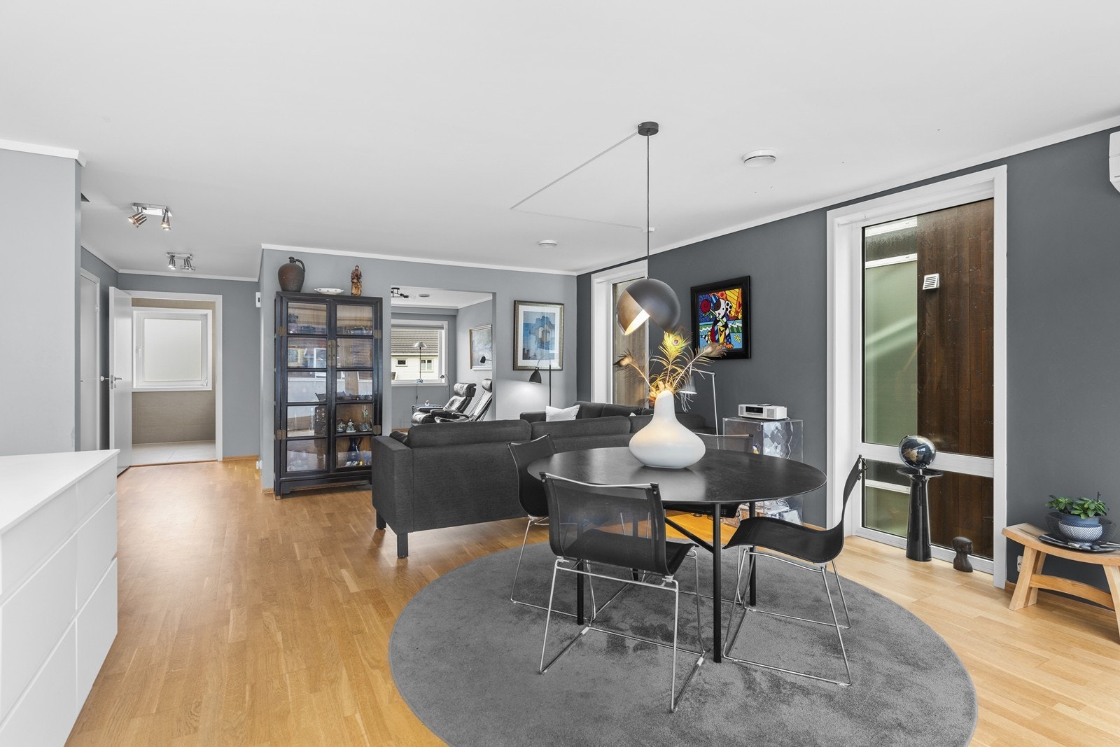 Stue og kjøkken i hovedetasjen - her er det rikelig med plass til møblering i flere soner og egen tv-stue Galleribilde