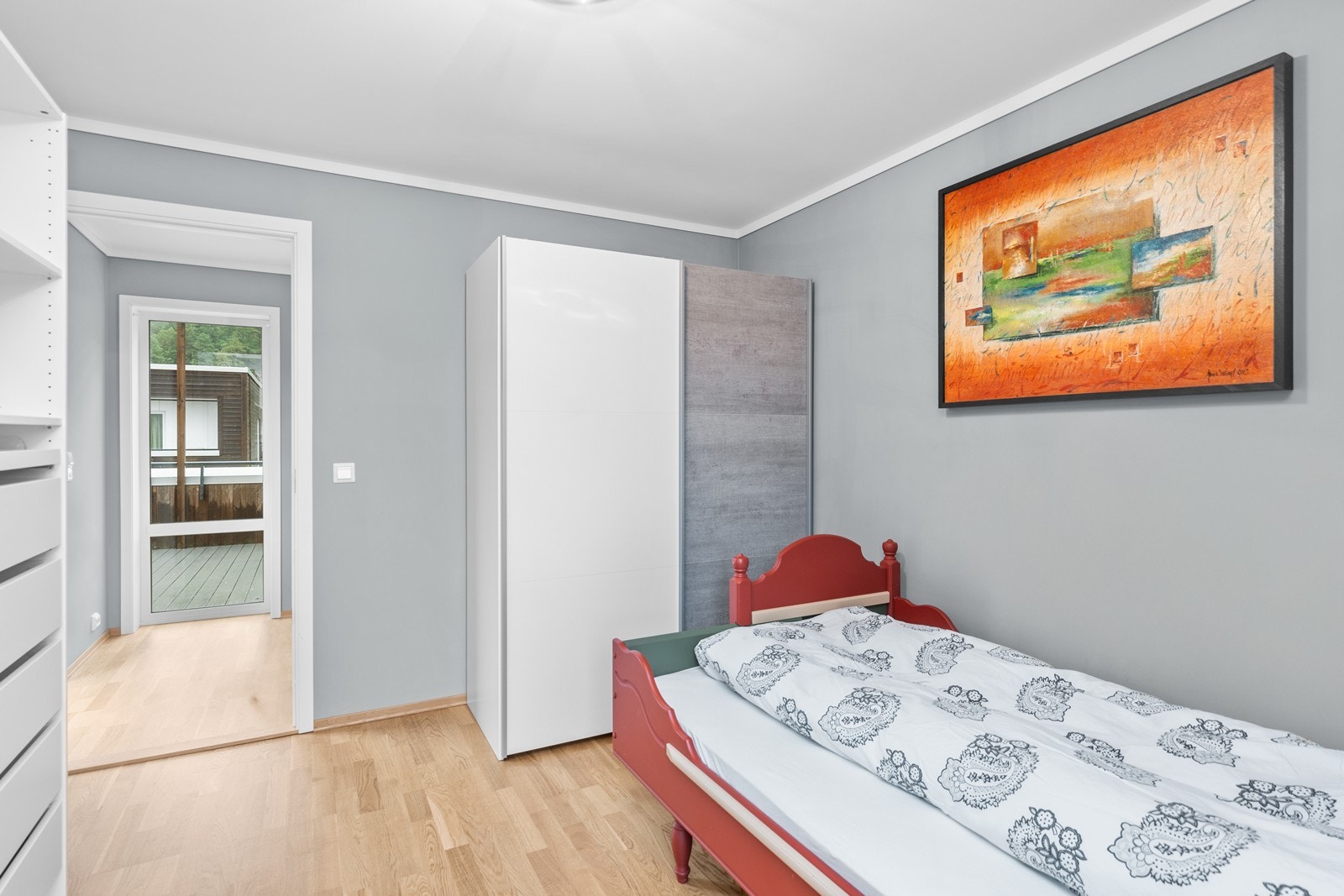 Innredet med store garderobeskap Galleribilde