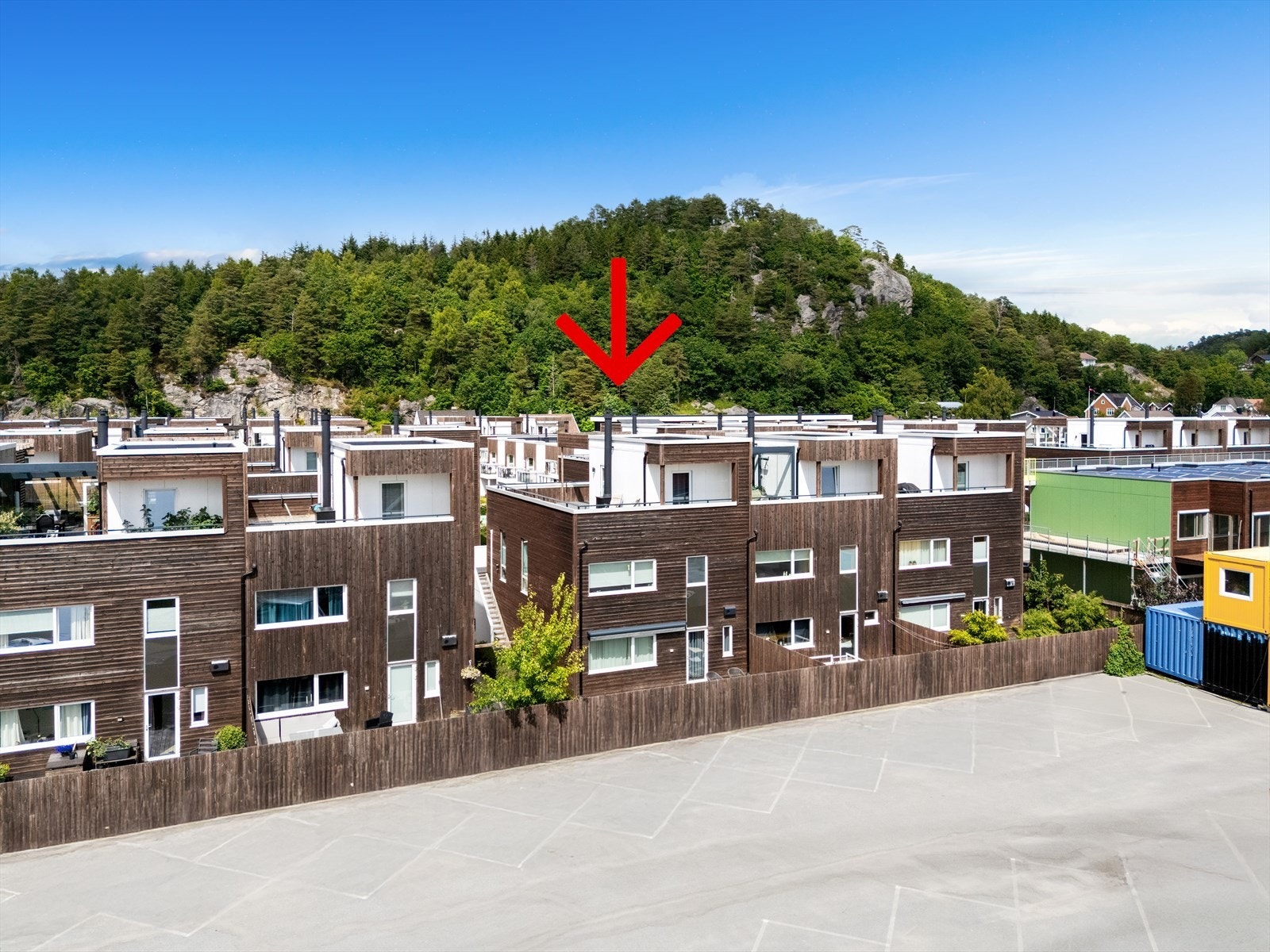 Fin plassering med fronten mot syd og hage - direkte adgang fra hagen til balkongen ut fra stuen Galleribilde