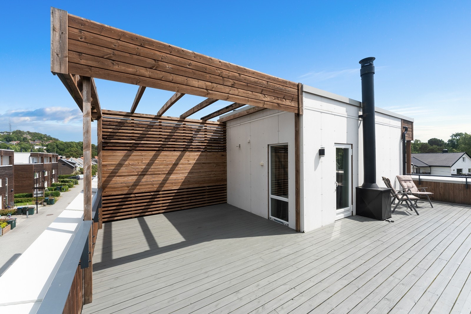 Stor takterrasse med pergola - her er det fin utsikt og godt med sol Galleribilde