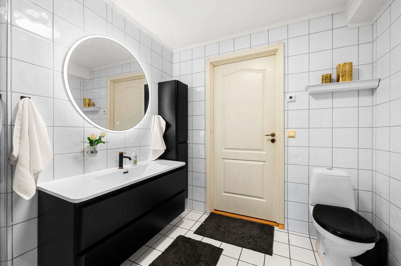 Bad med moderne innredning og lyse flater Galleribilde