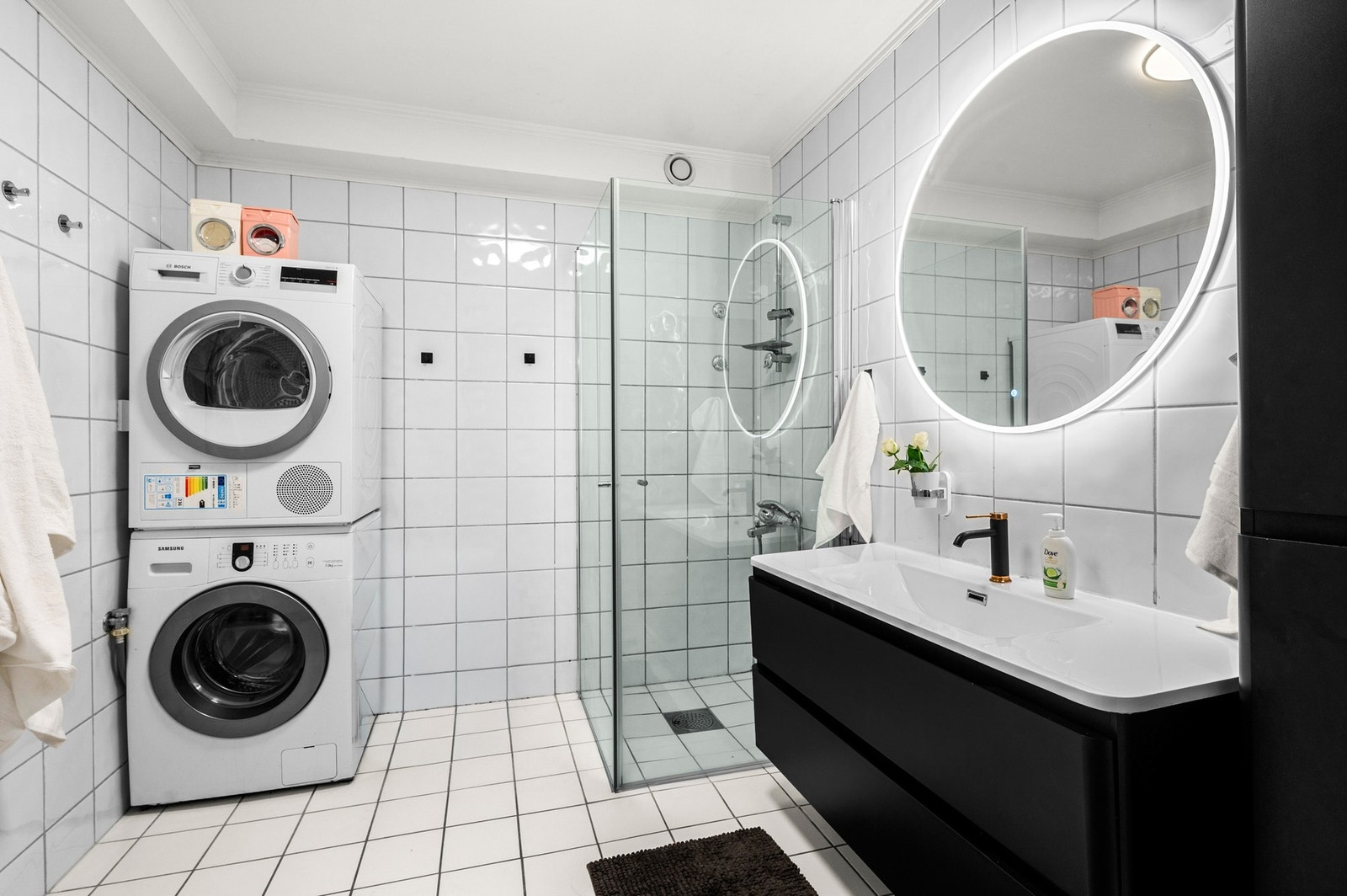 Delikat bade med opplegg til vaskemaskin og tørketrommel Galleribilde