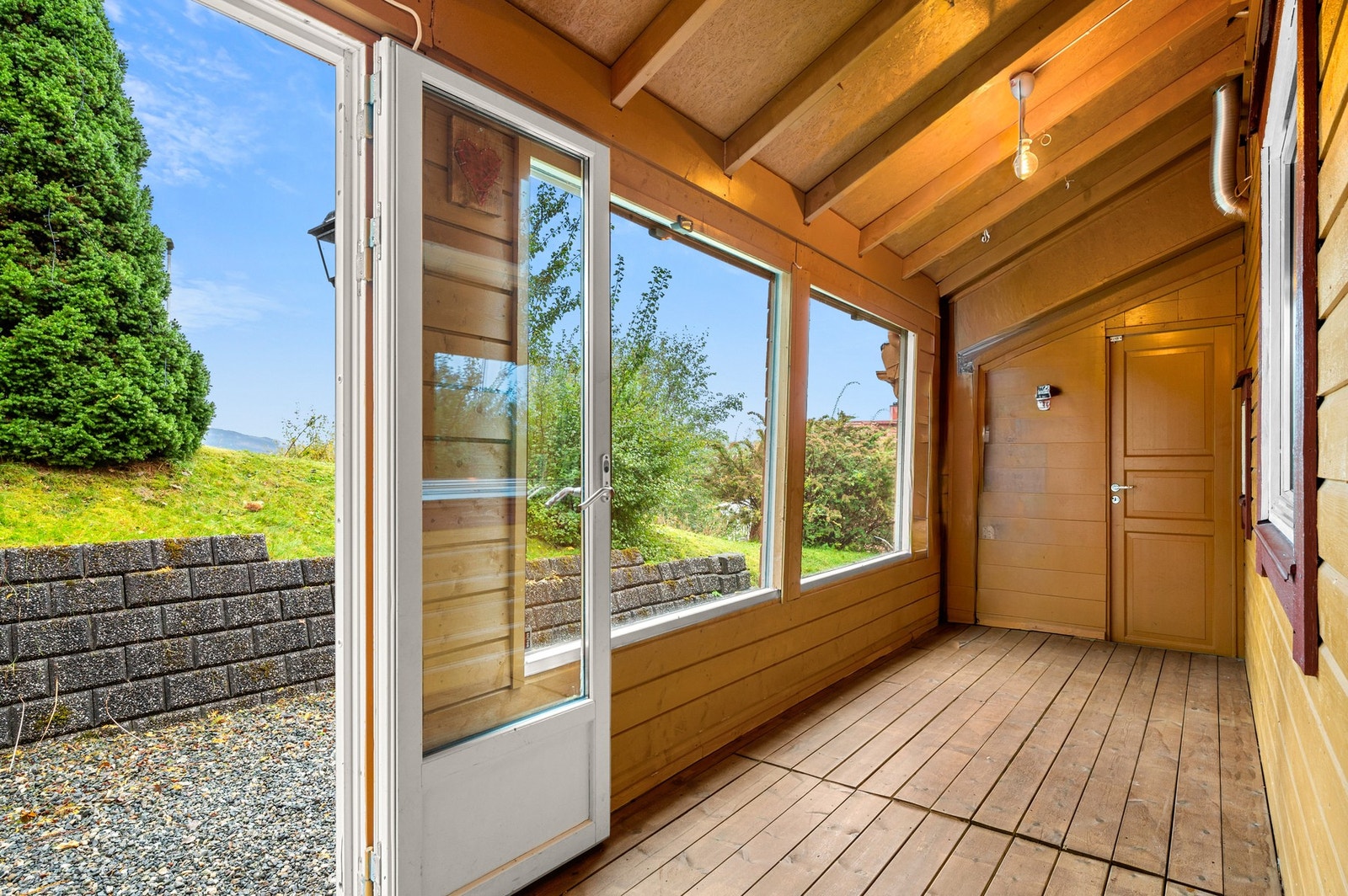 Ved inngangspartiet er det et innglasset påbygg Galleribilde