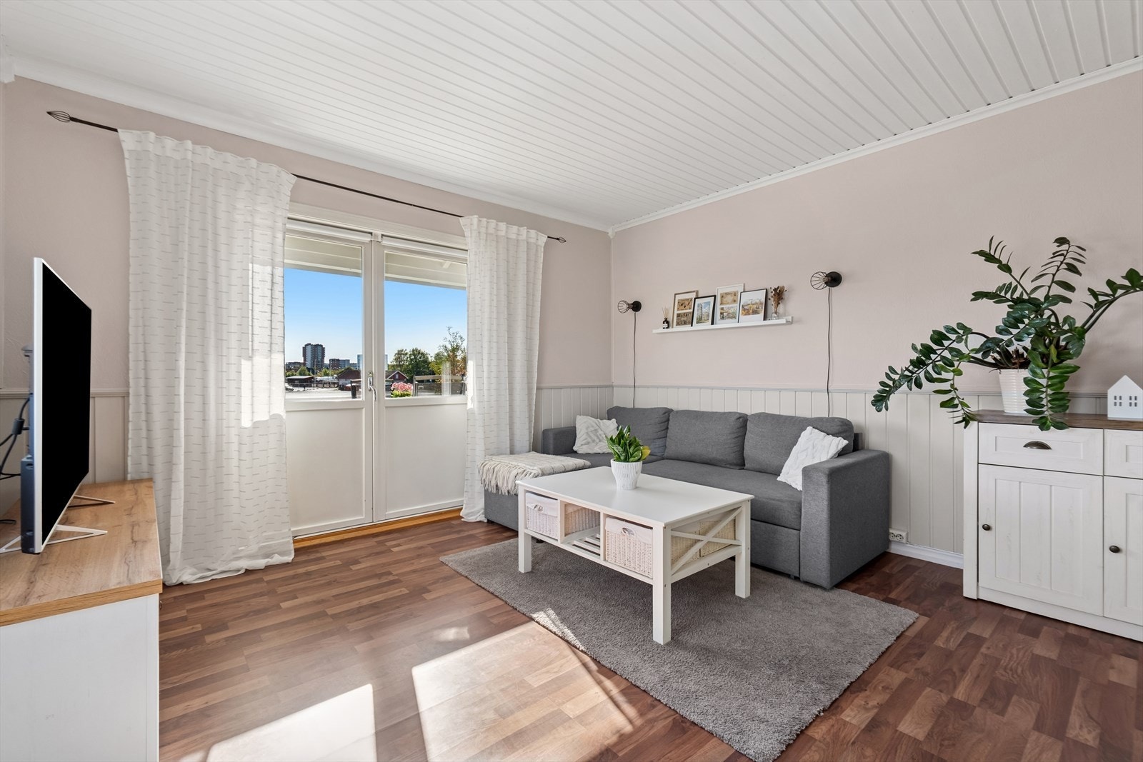 Luftig og lys stue med utgang til balkong. Galleribilde