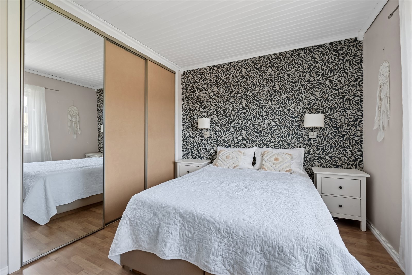 Her finner skyvedørsgarderobe som har godt med oppbevaringsplass. Galleribilde