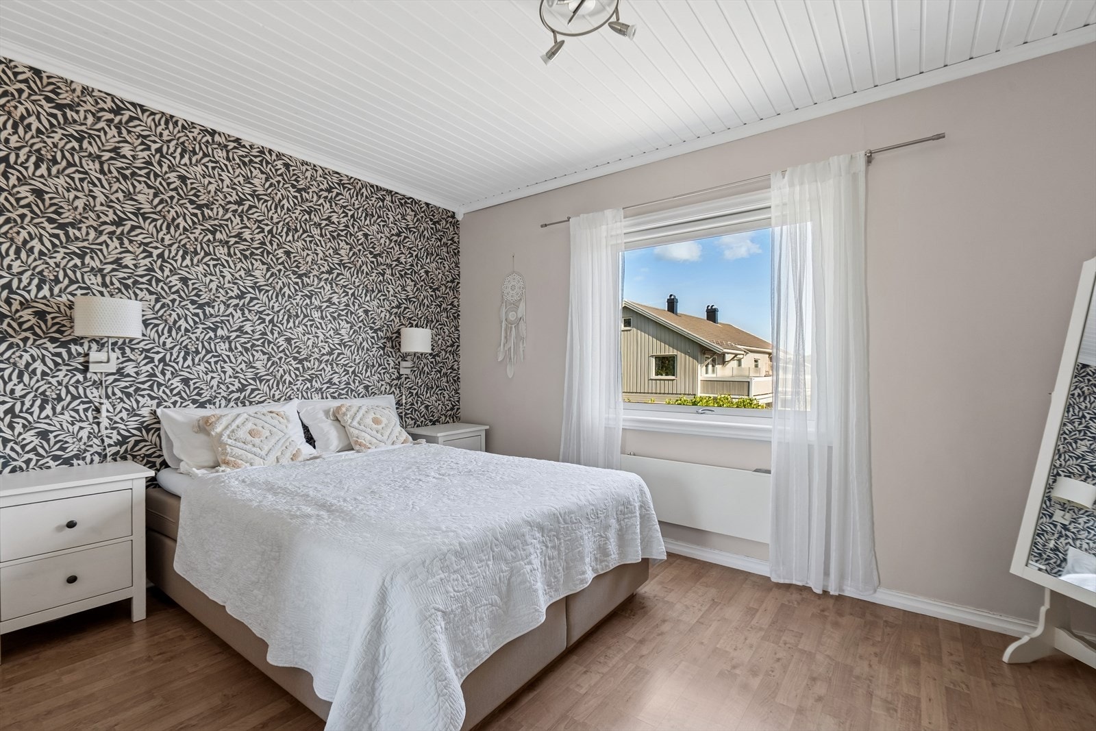 Soverommet er romslig med plass til dobbeltseng og nattbord på hver side. Galleribilde