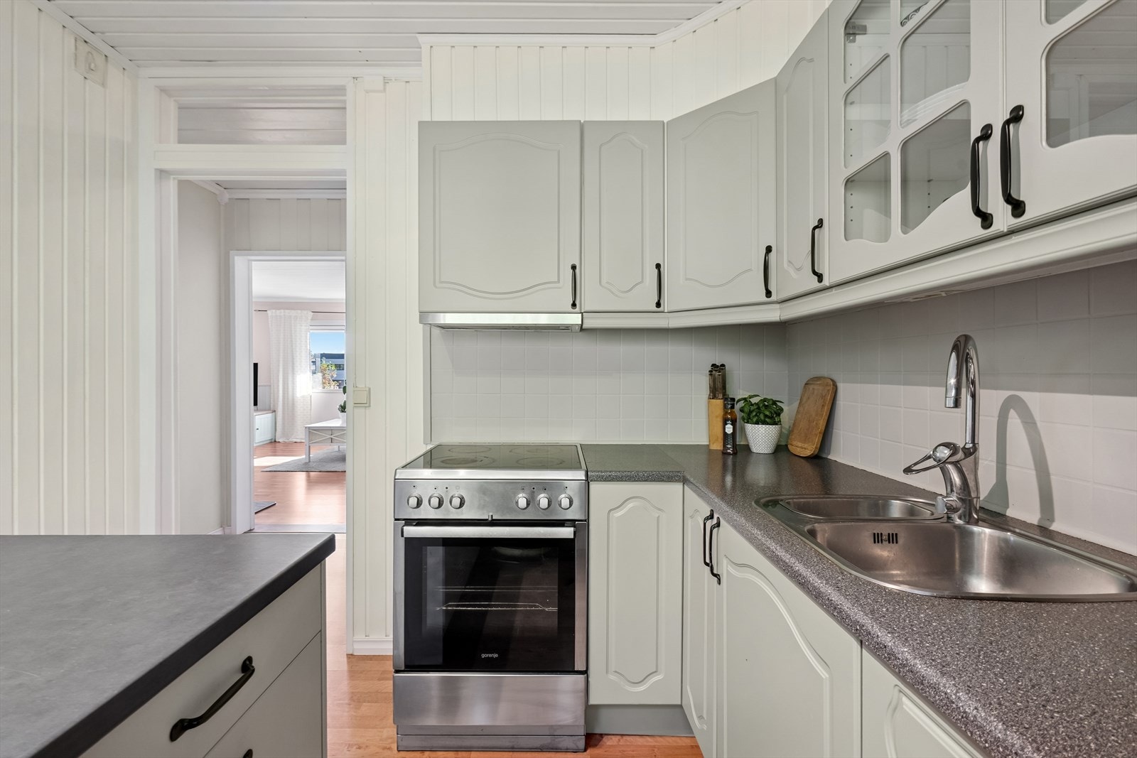 Kjøkken ligger med tilkomst fra entré. Nylig har fronter på kjøkkeninnredning blitt malt. Galleribilde