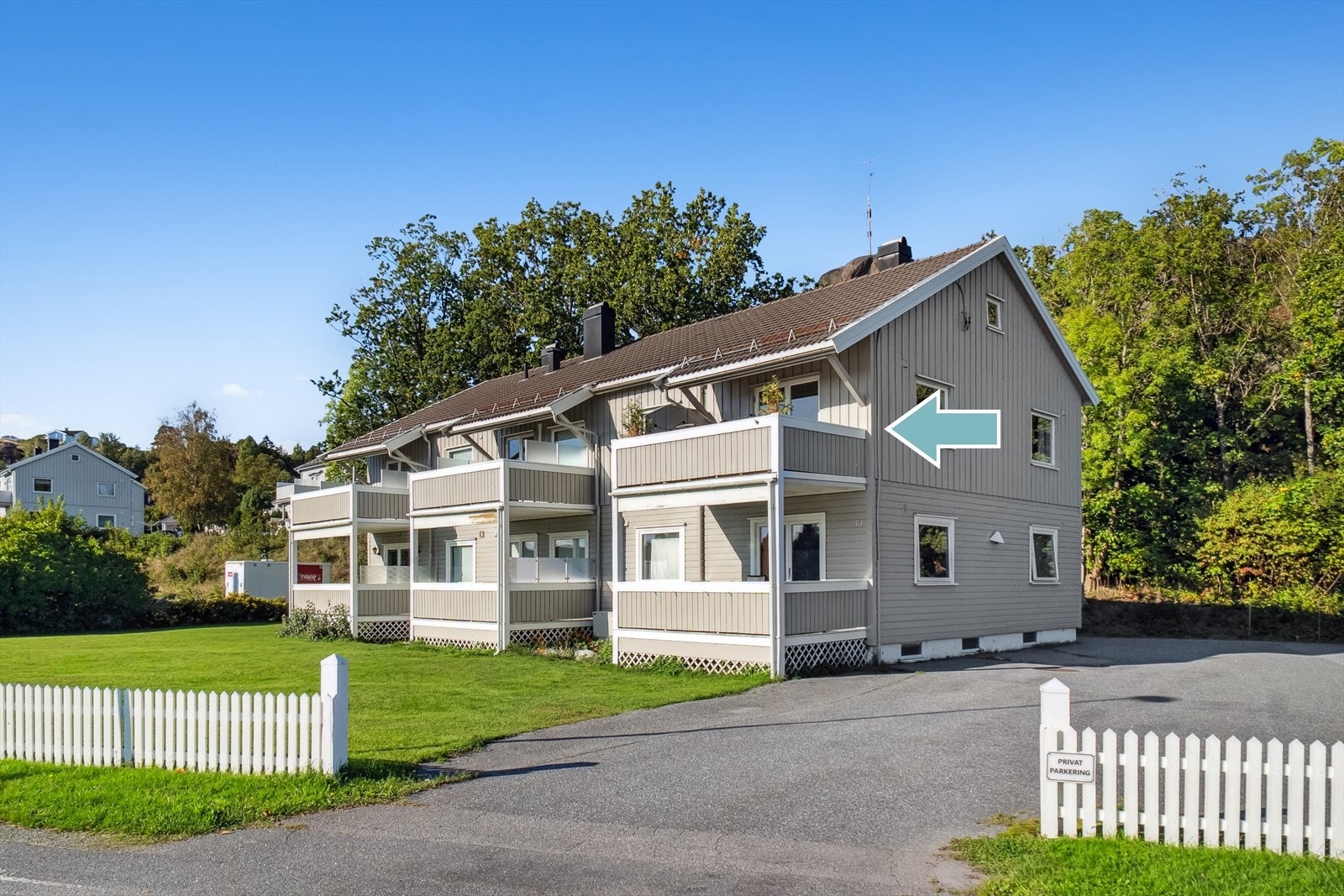 Leiligheten ligger i byggets 2. etasje. Den disponerer 2 boder i kjeller og 1 bod på loft. Galleribilde