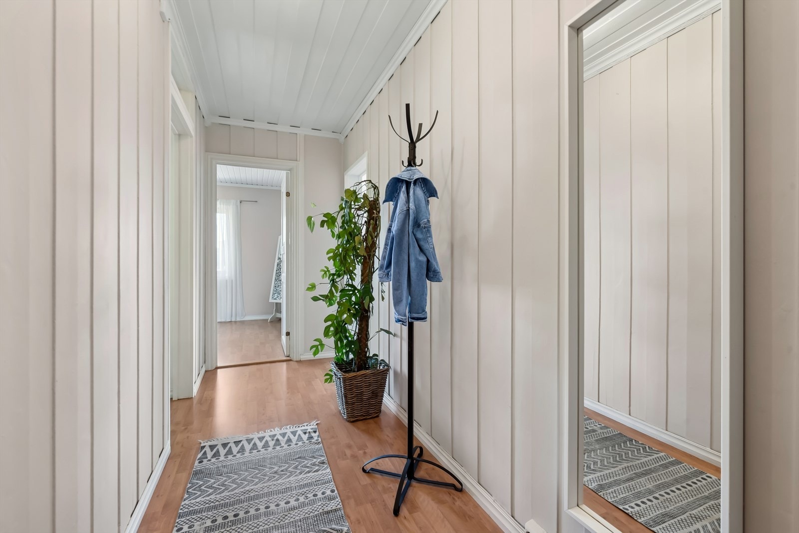 Gangen romslig. Her har du plass til å henge fra deg jakker og sette fra deg sko. Galleribilde