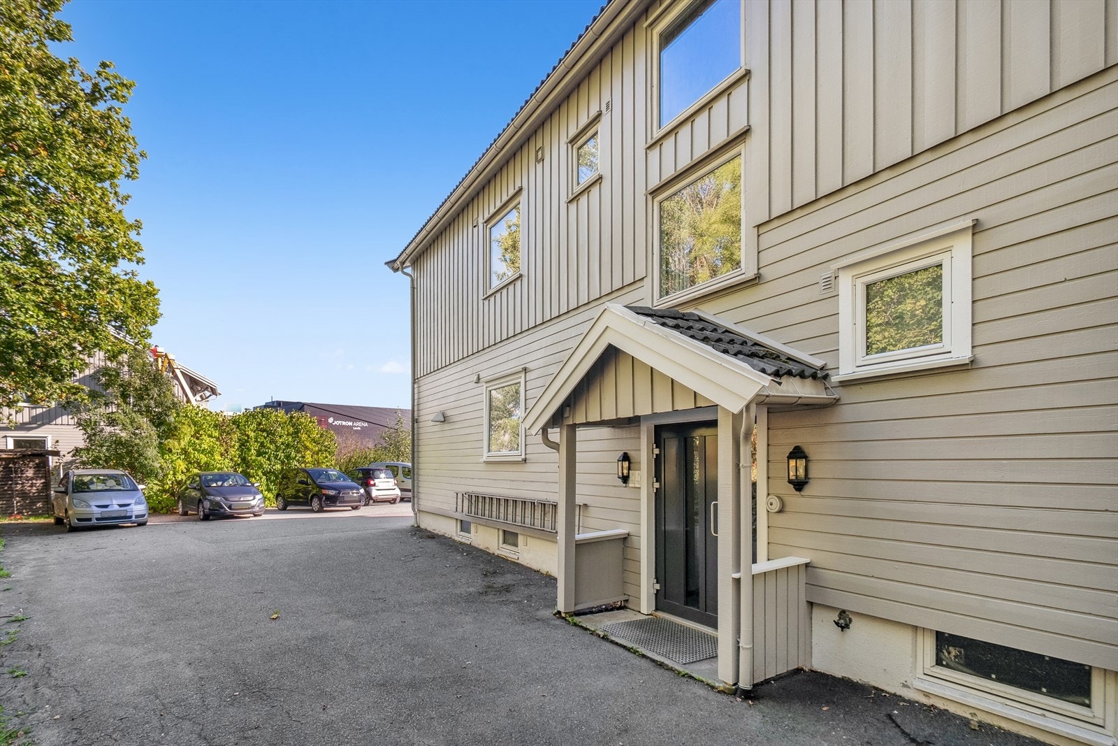 Parkering på felles gårdsplass. Galleribilde