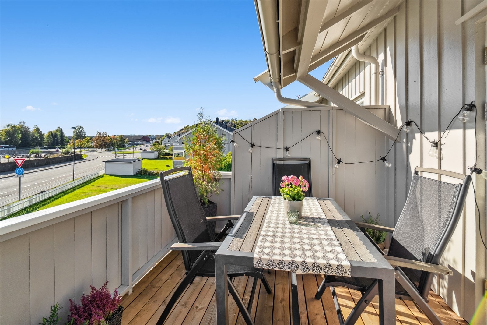På balkongen har du plass til øvrig møblement og grill. Det er nytt tredekke på balkongen fra i år. Galleribilde
