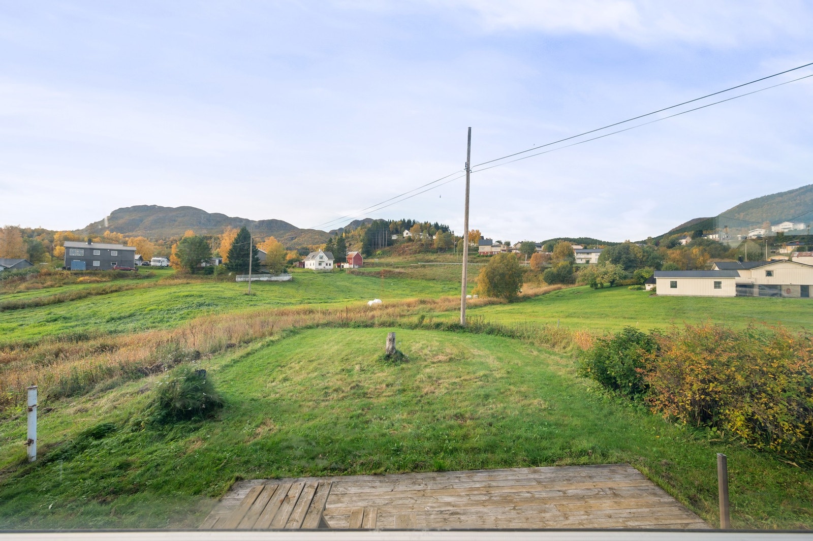 Stor, usjenert eiendom med god plass for barna å leke på og kort vei til turområder Galleribilde