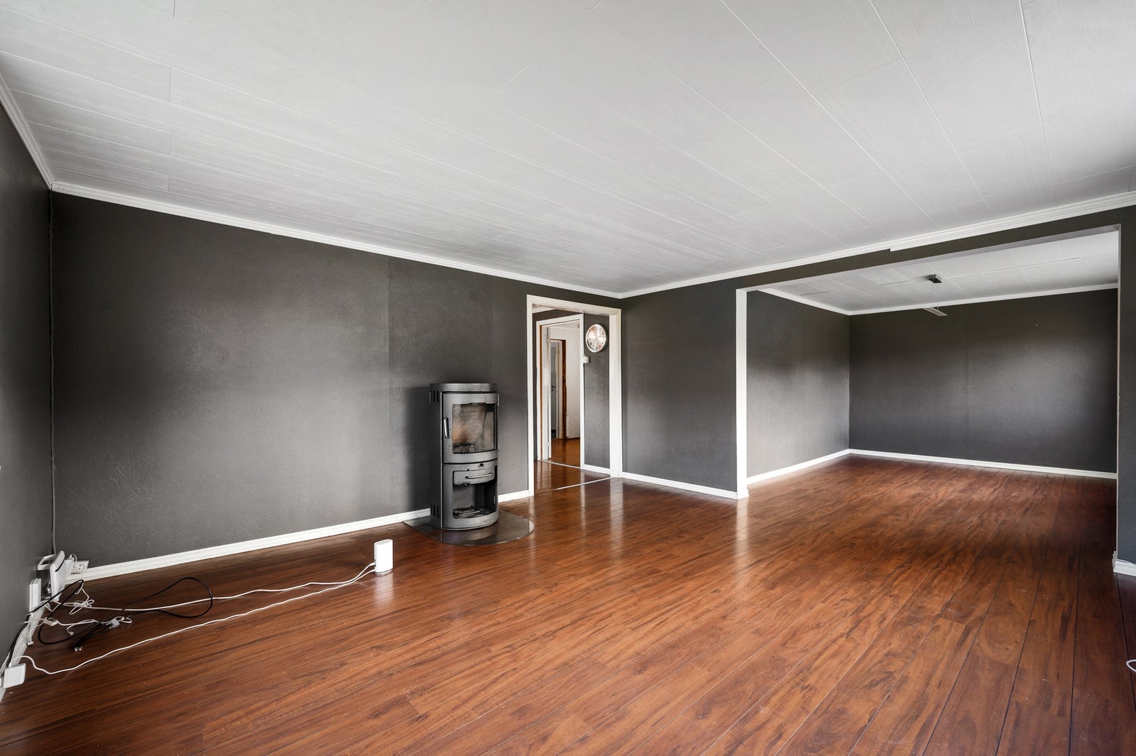 Stua er romslig med gode innredningsmuligheter i flere sosiale soner Galleribilde