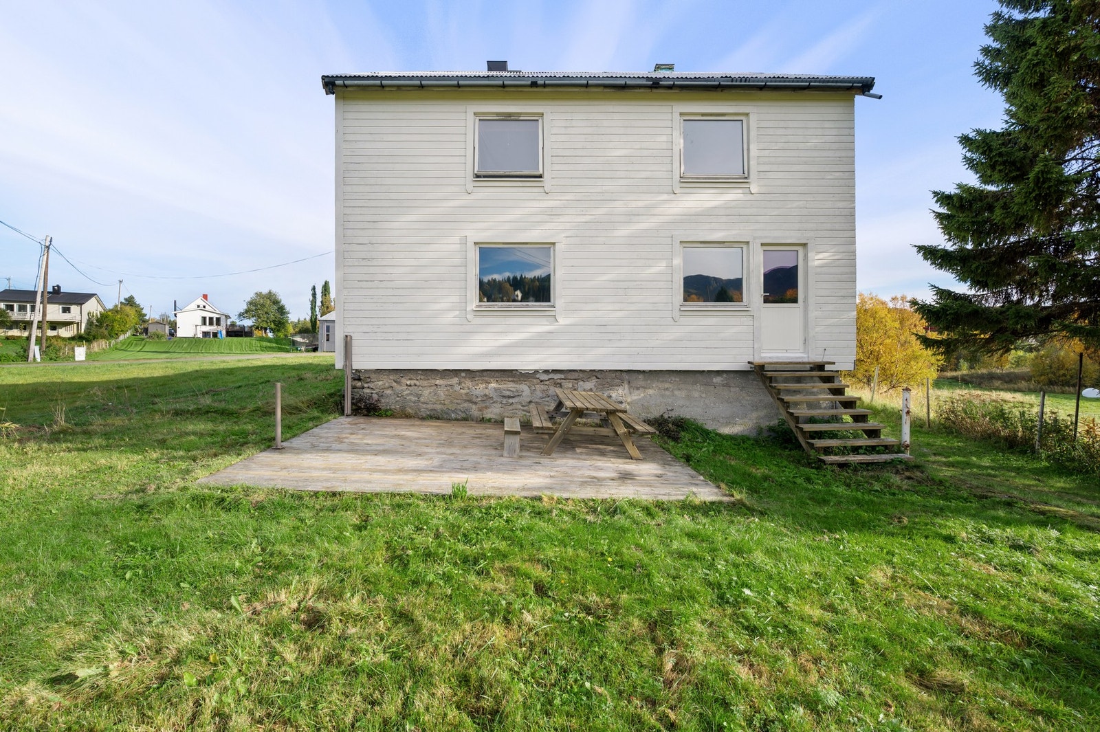 Den vestvendte plattingen har gode solforhold på sommerstid og kan brukes til grilling og sosialt Galleribilde