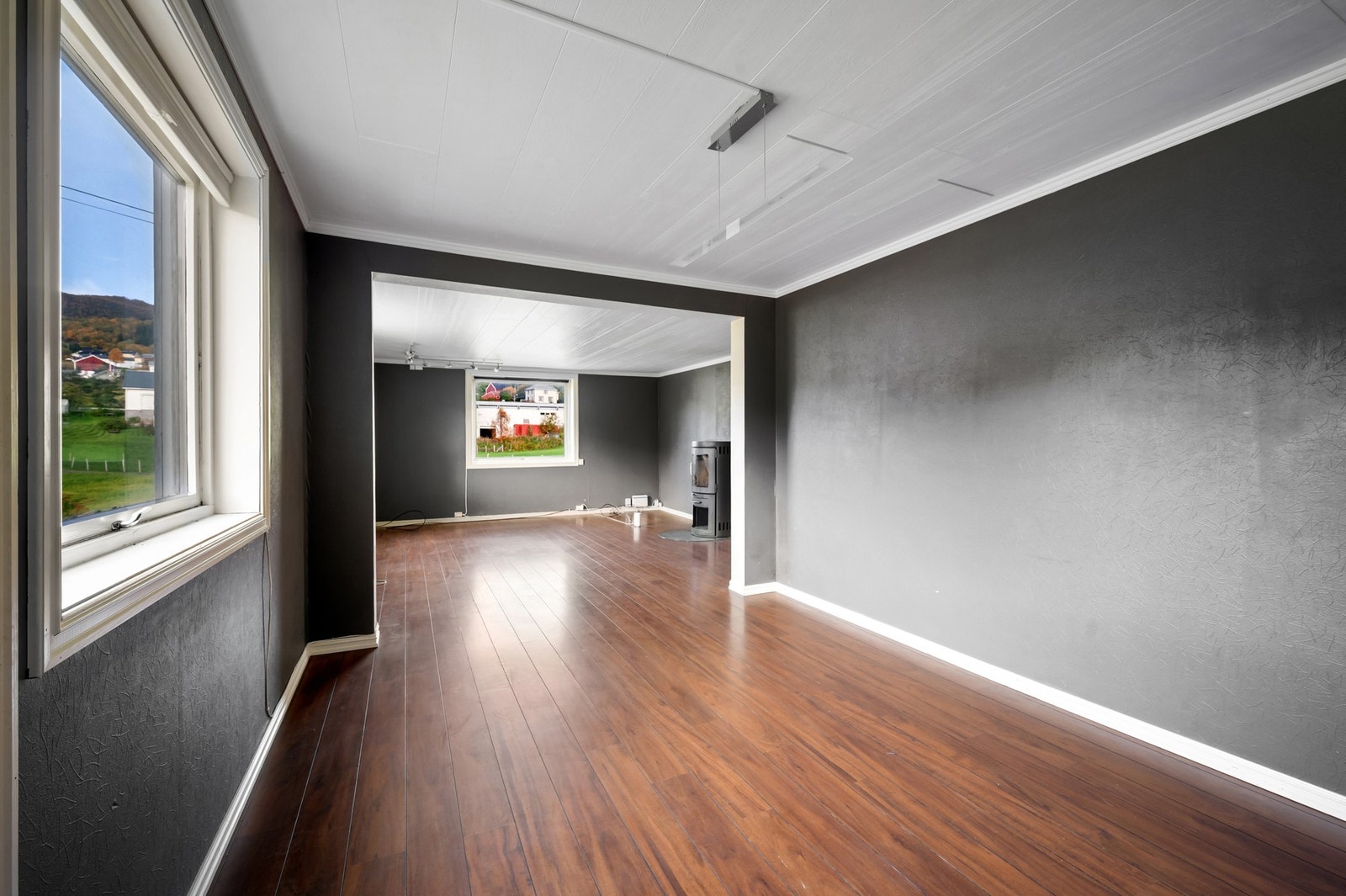 Vindusflater på de fleste vegger slipper inn godt med dagslys Galleribilde