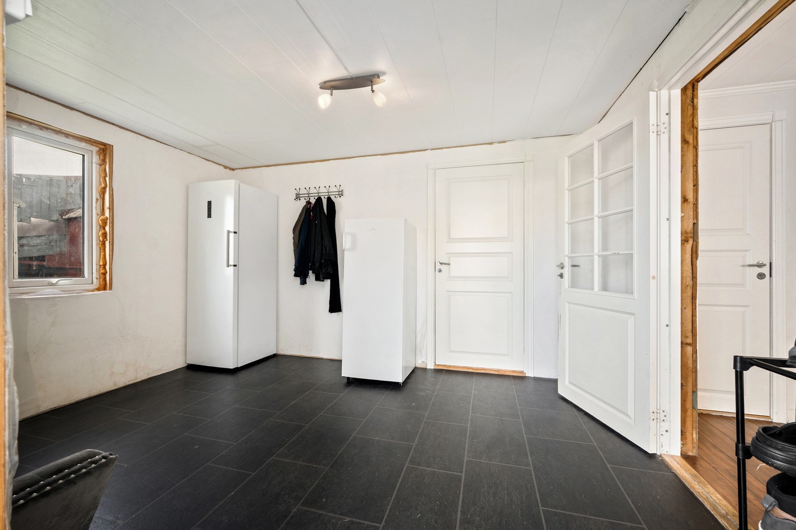 Entréen byr på rikelig med plass til garderobeløsning og annet møblement Galleribilde