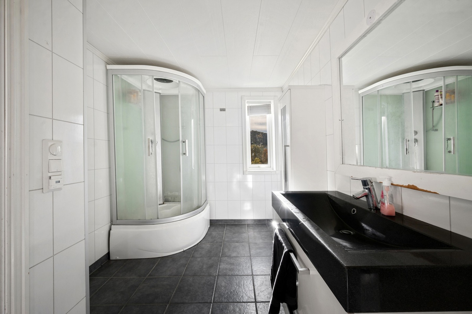 Stort og godt bad med flislagte vegger og gulv med varmekabler Galleribilde