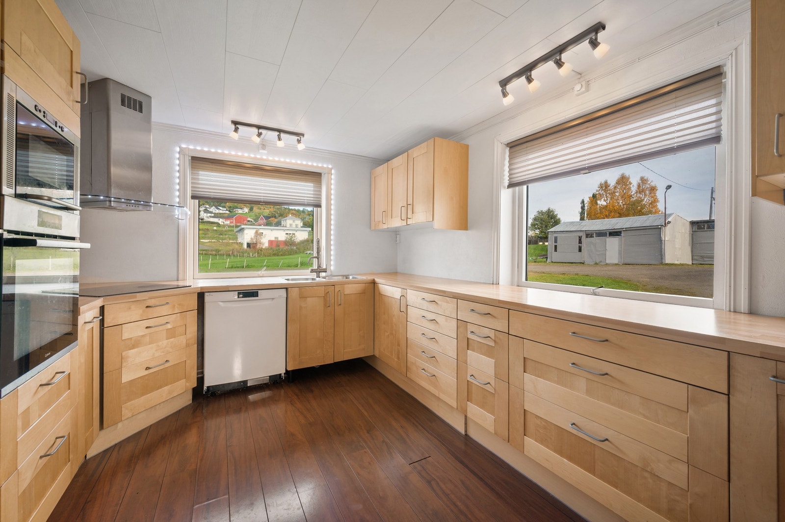 Flott innredning med profilerte fronter og benkeplate av laminat som bor på god plass til flere kokker! Galleribilde