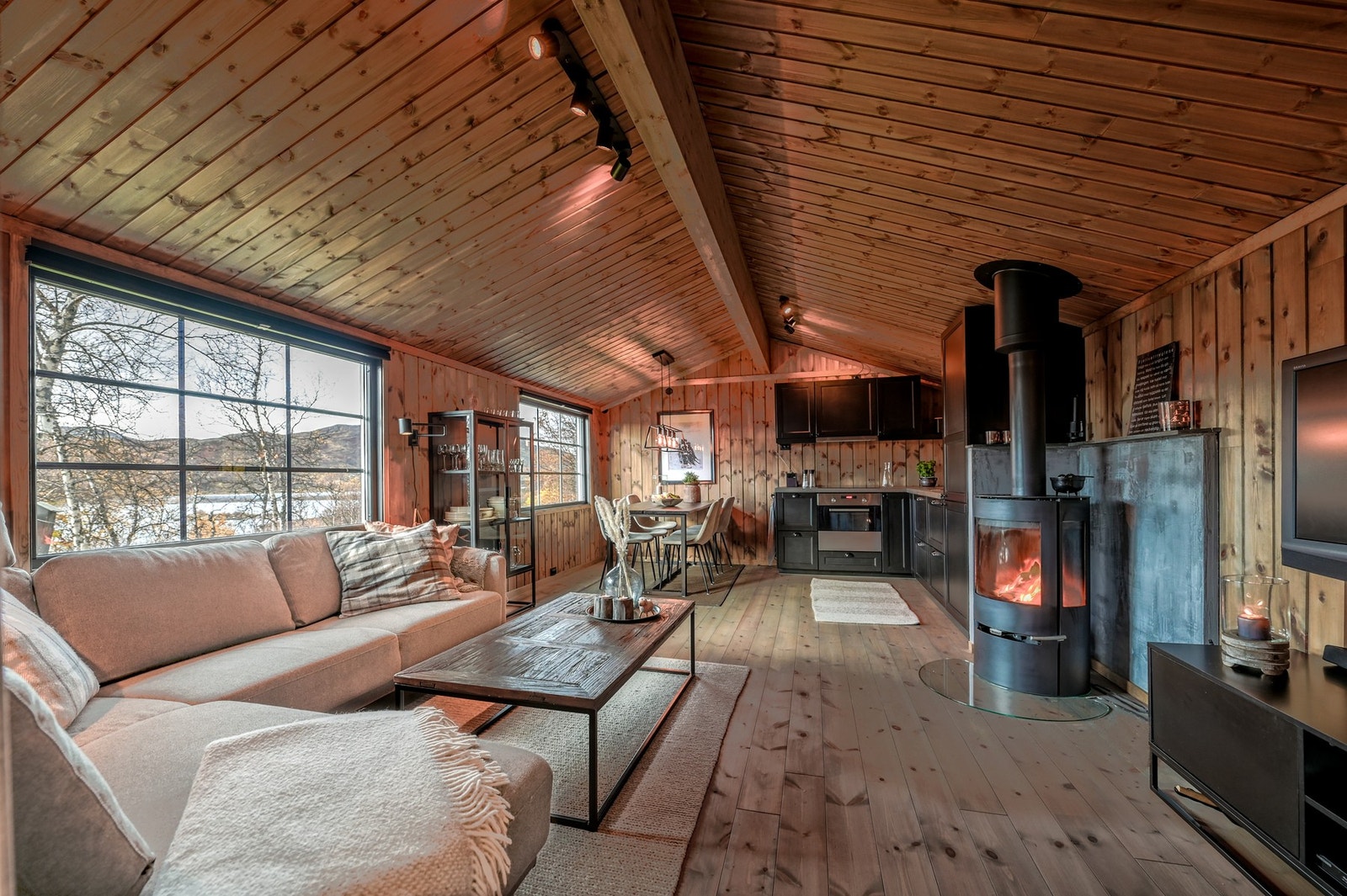 Om kvelden kan enn fra sofaen se lysene fra løypemaskinen. Galleribilde