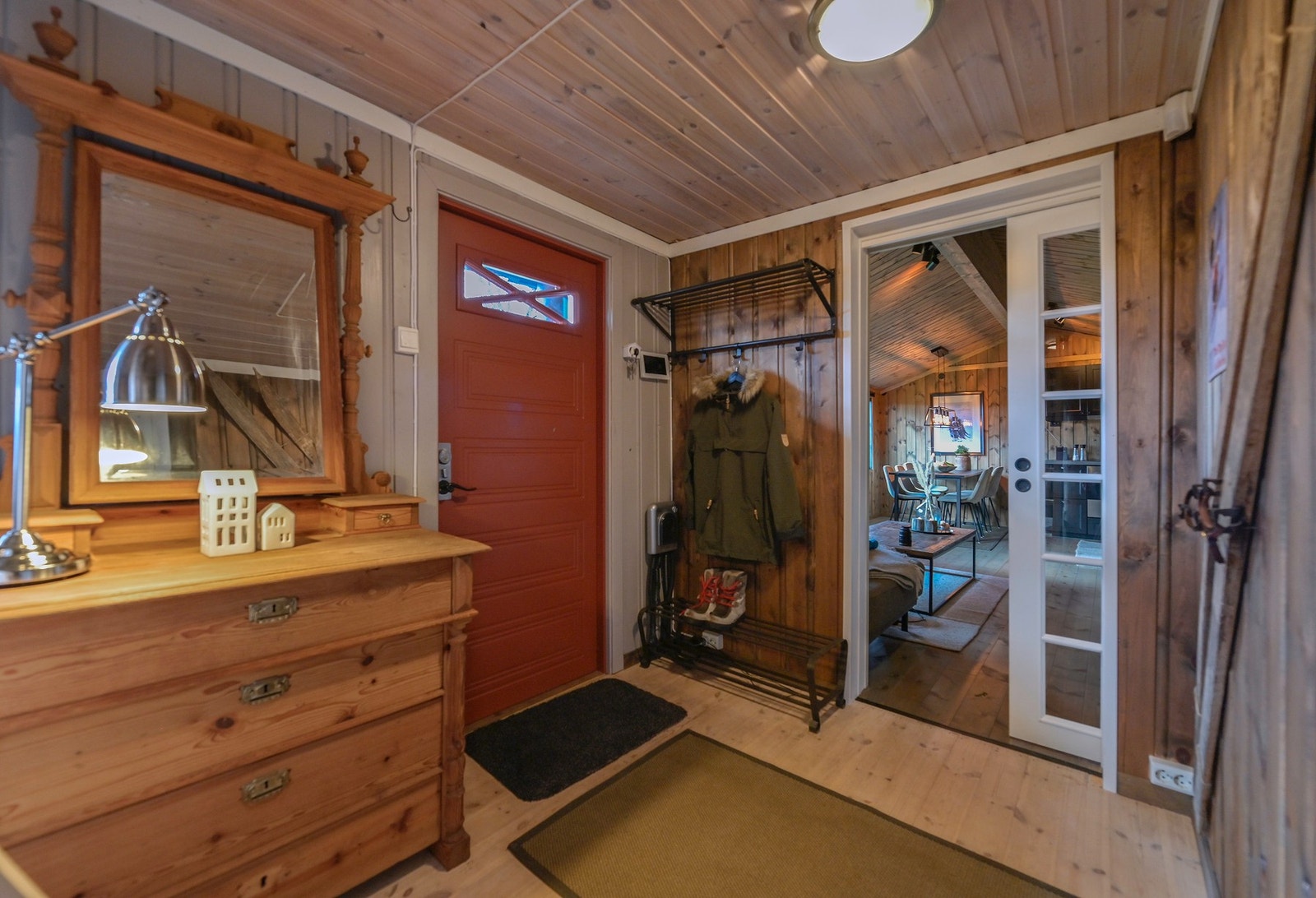 Entre er bygget i 1999 og oppusset med ny inngangsdør i 2016. Galleribilde