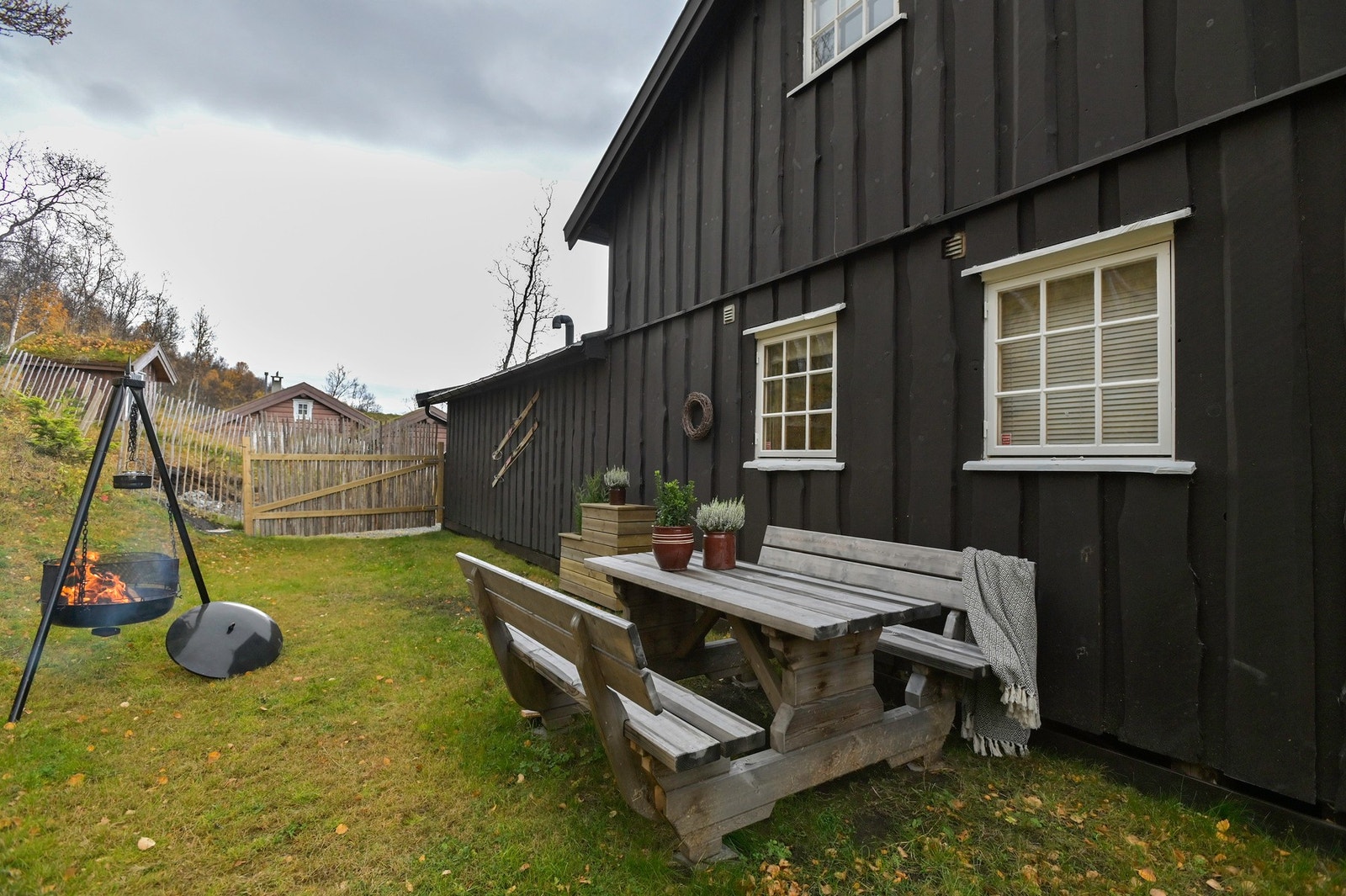 Grillplass på baksiden av hytta. Her har man formiddagssol. Galleribilde