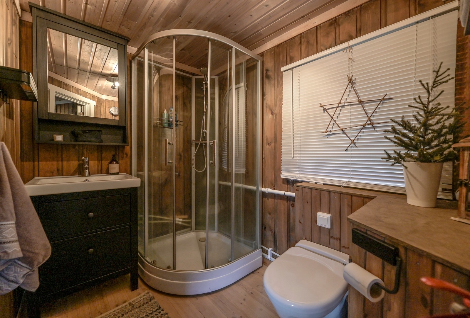 Bad etablert i 2013 med servantskap m/vask, speilskap, dusjkabinett, varmtvannstank og Jets vakuum toalett. Galleribilde