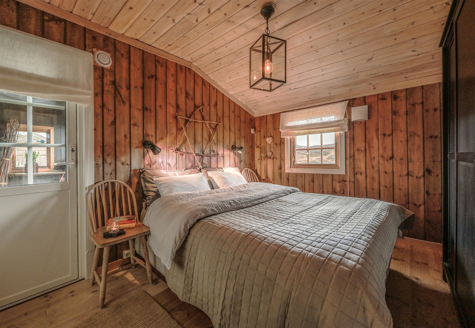 Soverom med dør mot terrasse/ gapahuk. Galleribilde