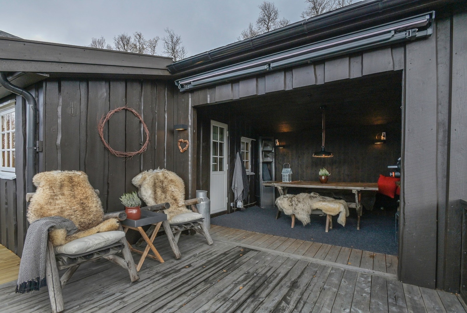 "gapahuken" ligger i le for Regn og vind. Galleribilde