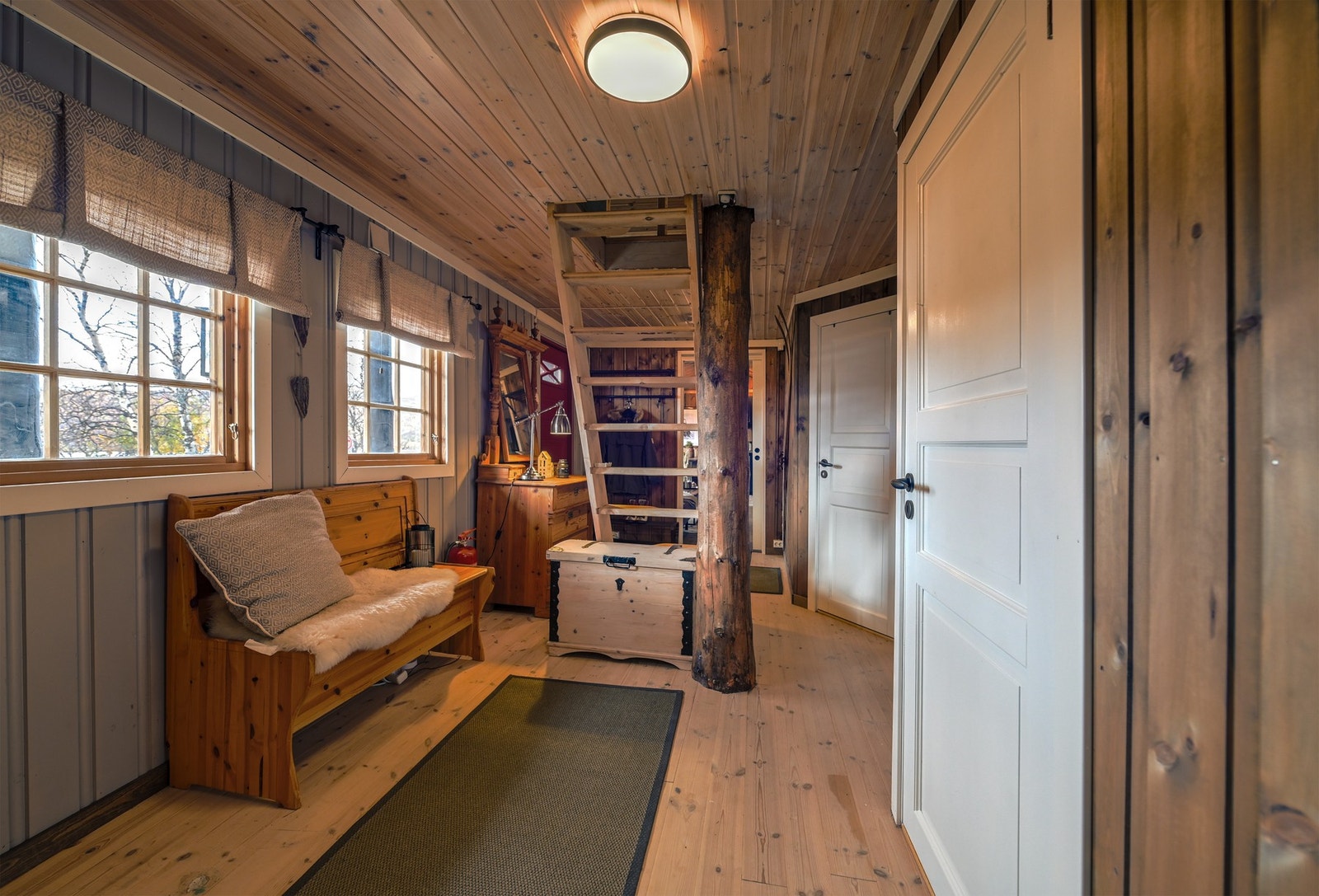 Trapp opp til 2. etasje. Galleribilde