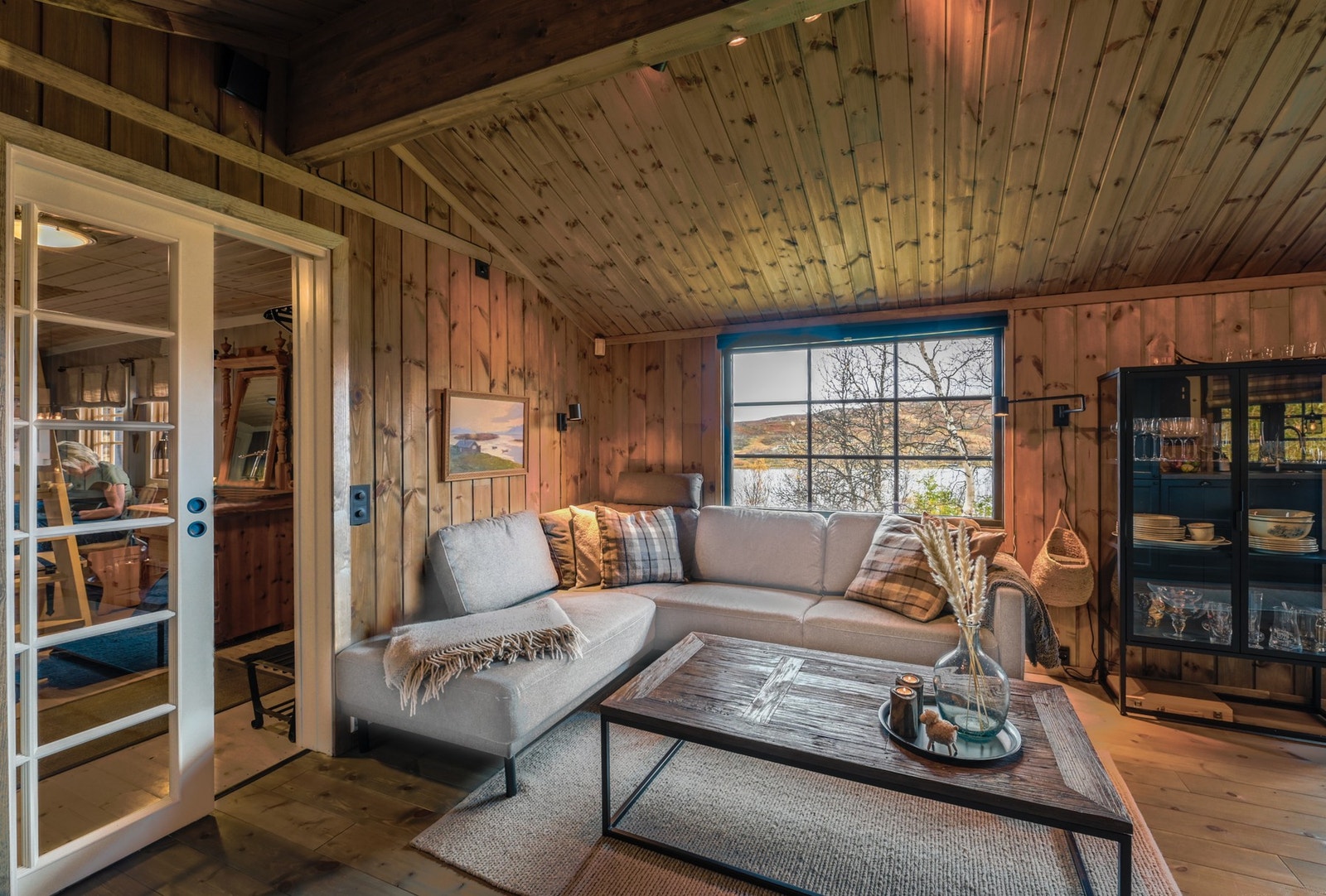 Etterisolering, nytt innvendig tak, nye vinduer og nytt furugulv i 2022. Galleribilde