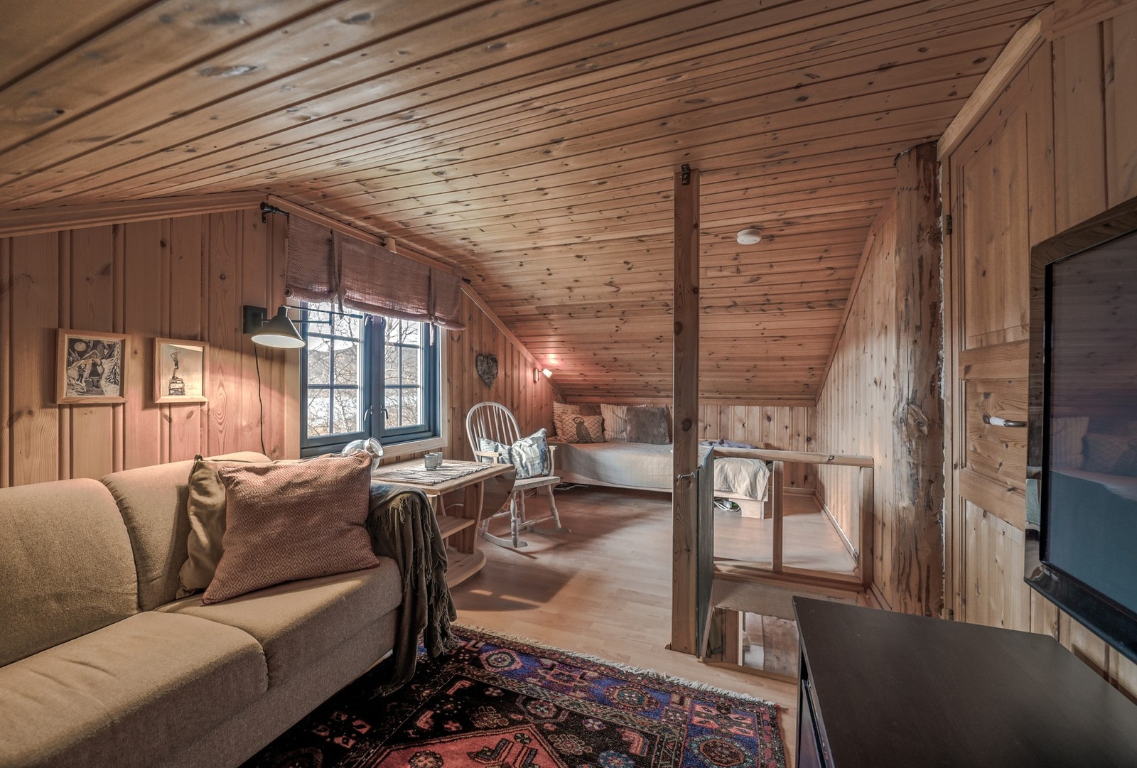 "oppstua" har mange bruksmuligheter som bla TV-stue, gjesterom, ungdomsrom og kontor. Galleribilde