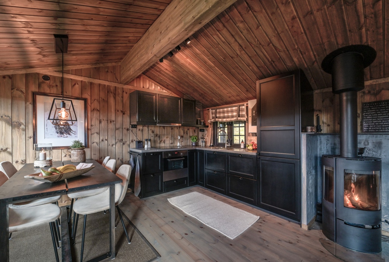 Ikea kjøkkeninnredning, ny 2014. Heltre benkeplate.
Integrerte hvitevarer: Komfyr med induksjonstopp, ventilator og kjøleskap med frysedel. Galleribilde