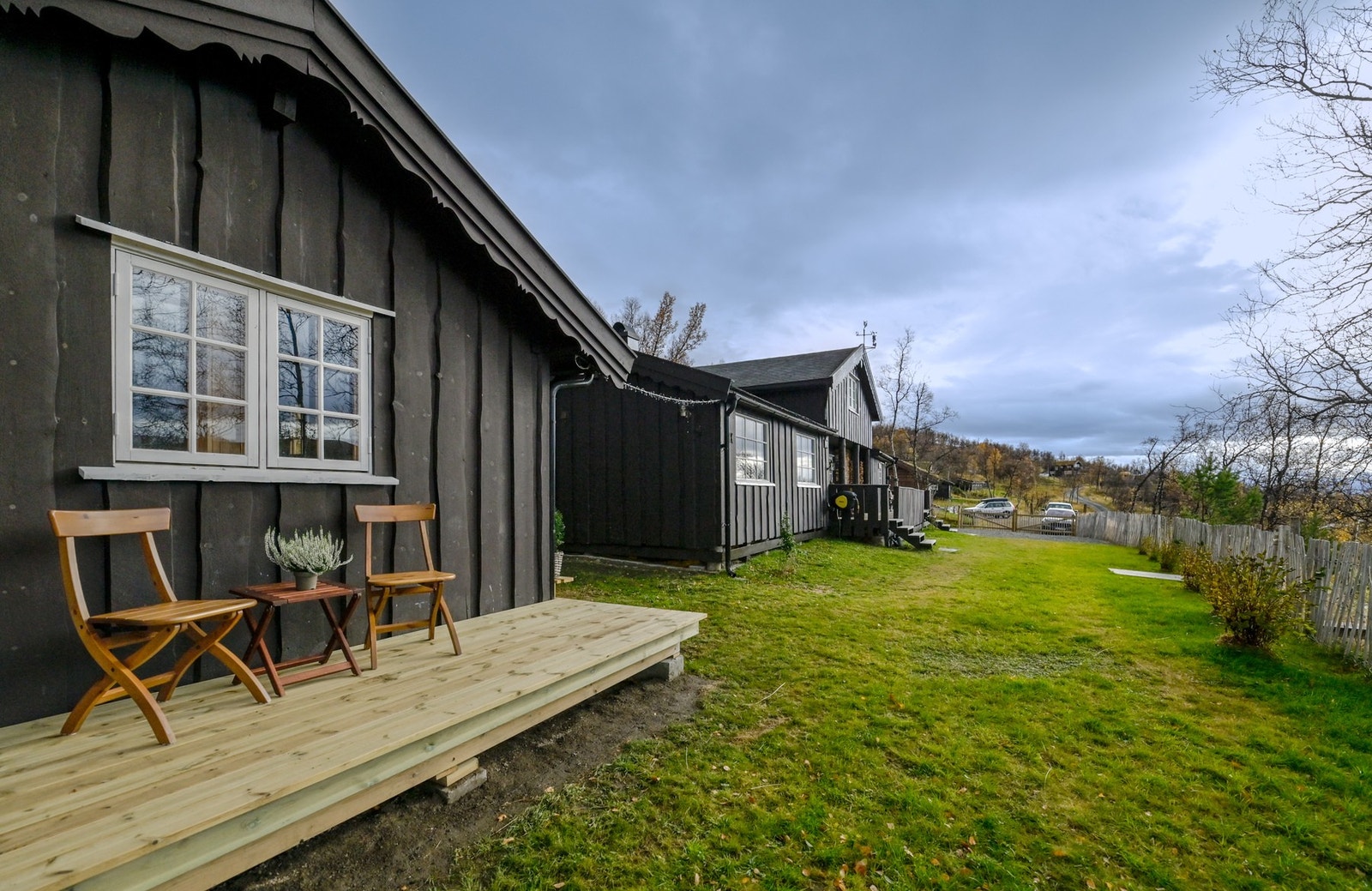 Tomten er opparbeidet med plen samt godt med parkeringsplasser Galleribilde