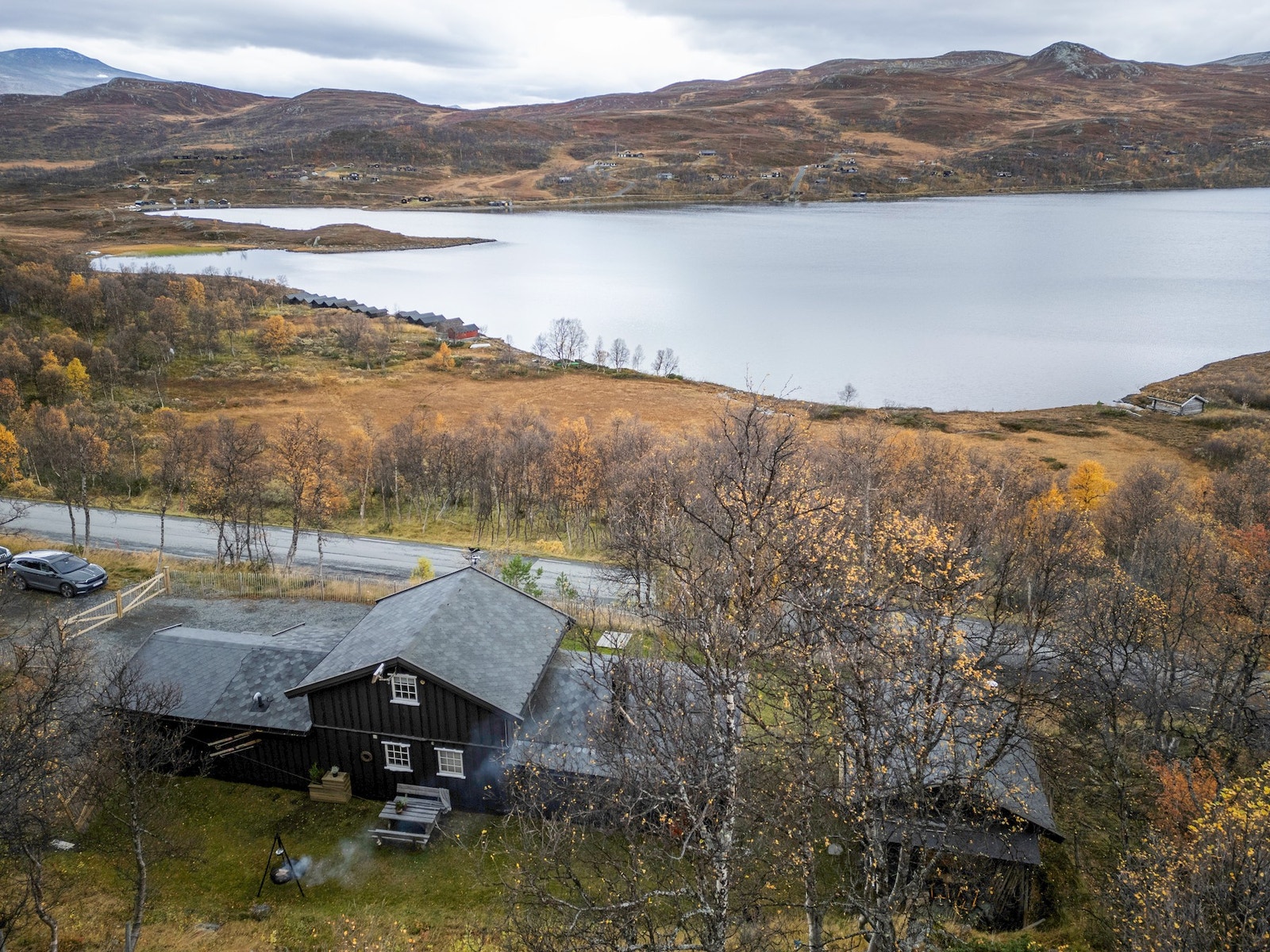 Med eiendommen følger naust i naustrekke sørøst for Skarvatnet. Galleribilde