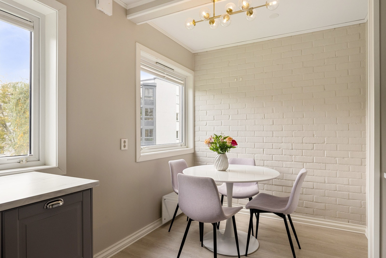 Et disponibelt rom innenfor kjøkkenet ble i 2023 fjernet til fordel for en dedikert spiseplass på kjøkkenet. Bruksendring av arealet er ikke omsøkt eller godkjent. Galleribilde