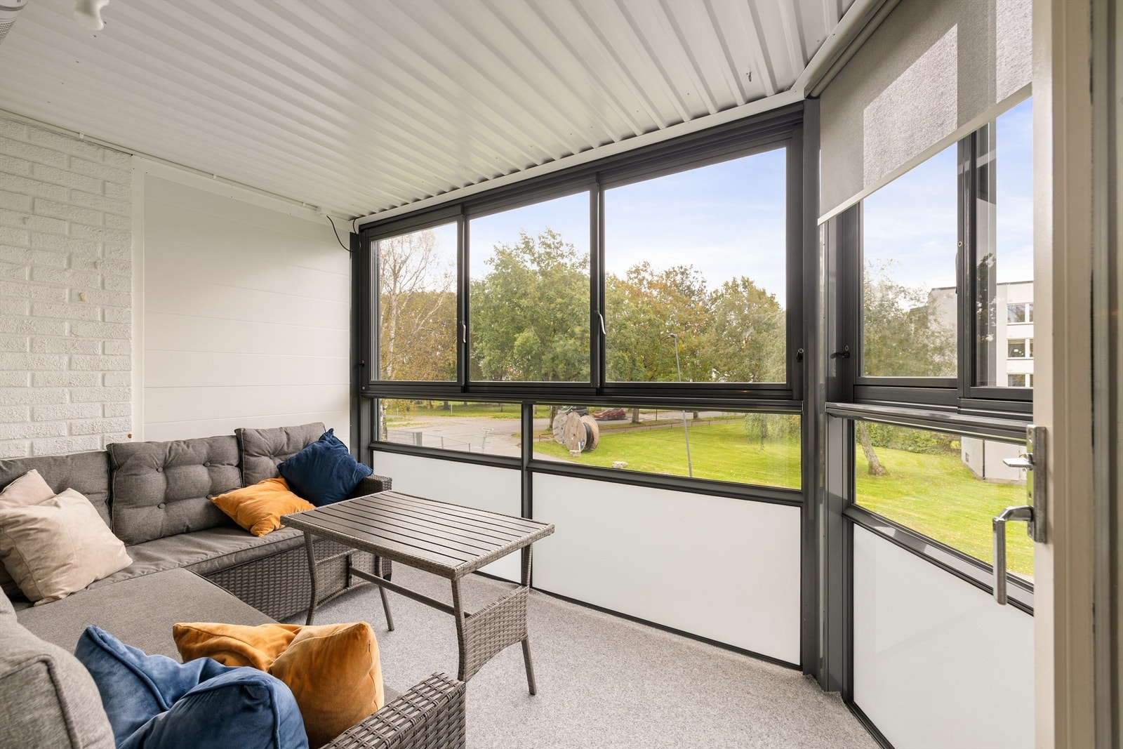 Skjermende glass utvider bruksmulighetene og gjør den nylig renoverte verandaen nærmest til et ekstra rom. Galleribilde