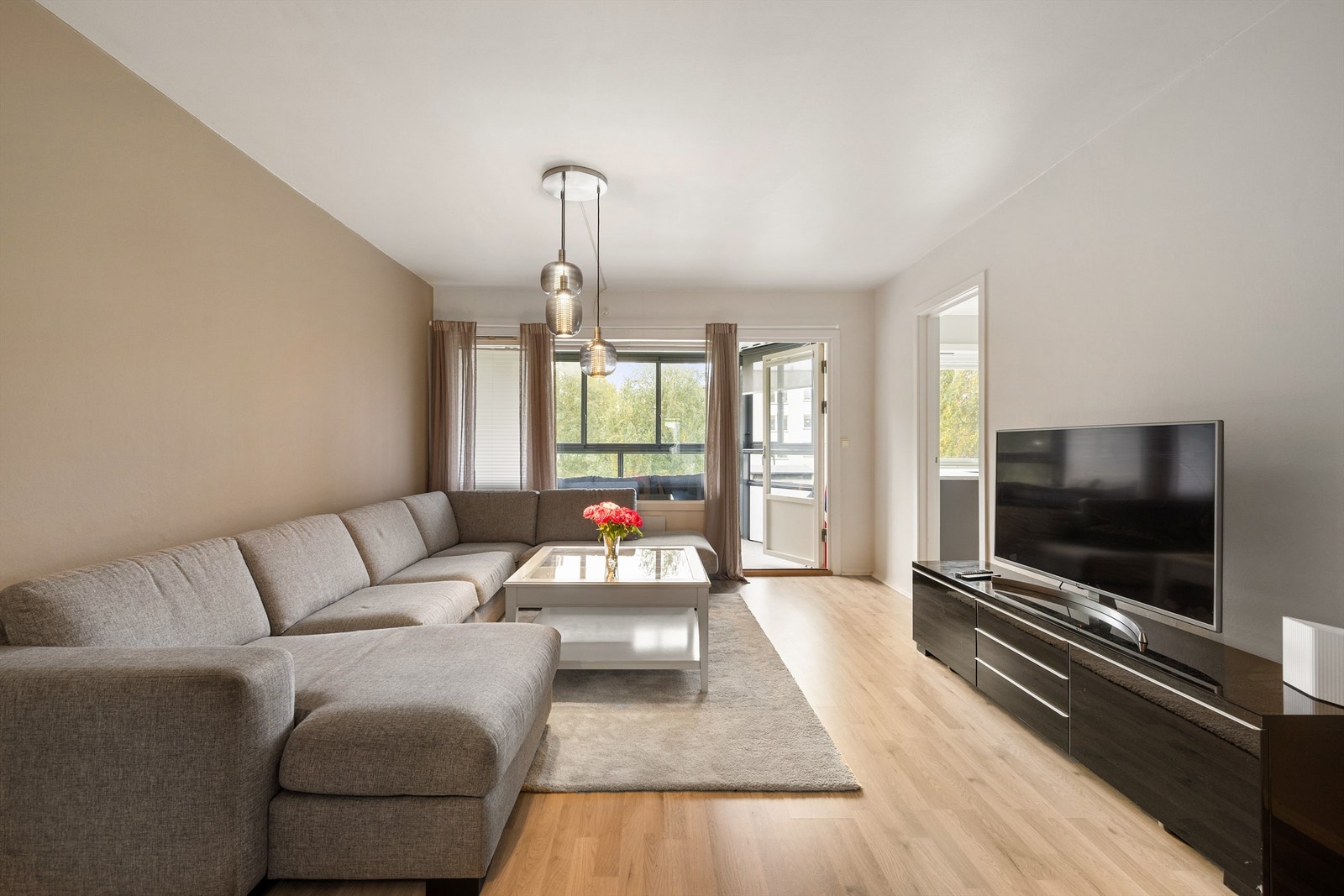 De fleste rom ble oppgradert med nye overflater i forbindelse med renovering rundt 2018/2019. I stuen er malerarbeid nylig utført. Galleribilde