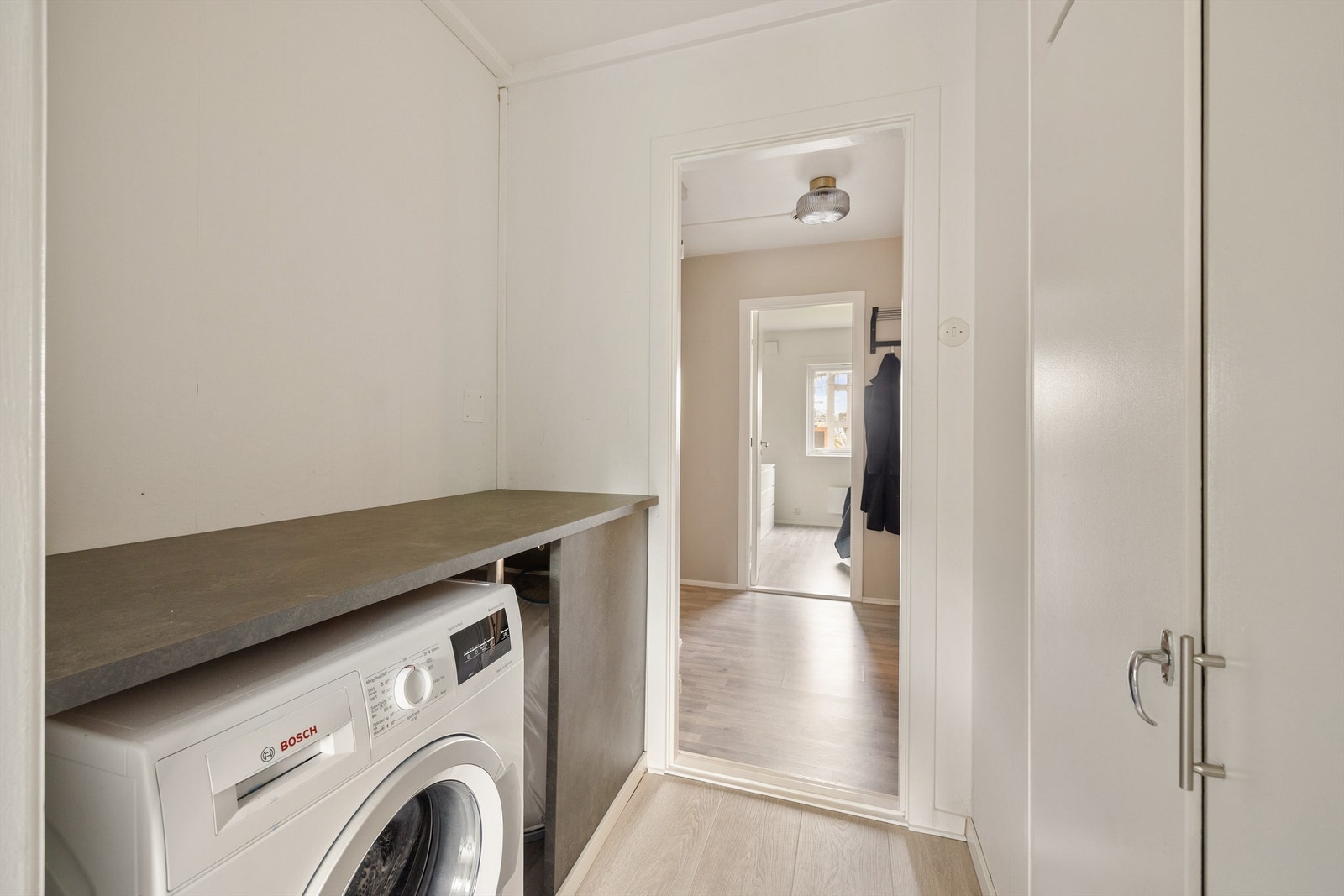 I boden mellom entreen og vaskerommet er det rør-opplegg til vaskemaskin. Galleribilde