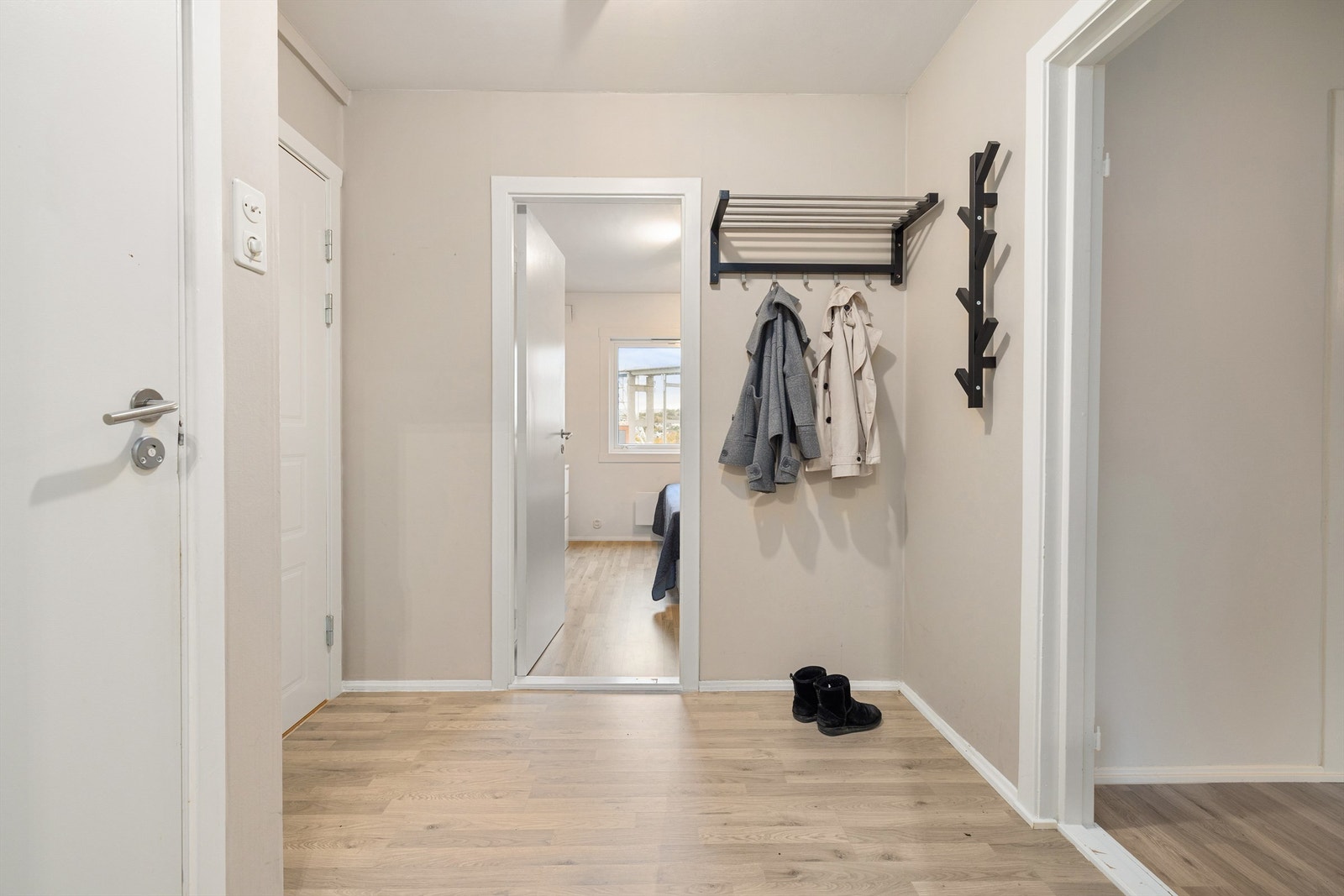 Som i stuen er malerarbeid nylig utført også i entreen. Galleribilde