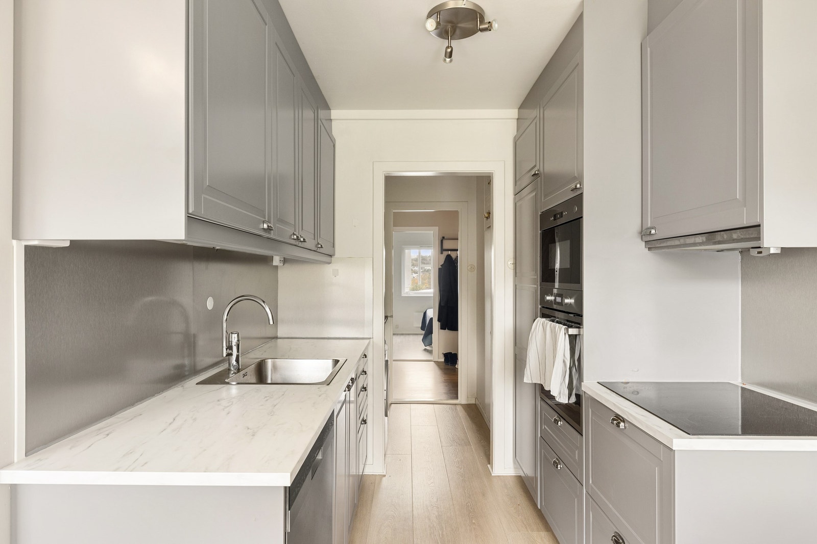 Alle kjøkkenets hvitevarer utenom oppvaskmaskin er integrert - stekeovnen i hendig benkehøyde. Galleribilde