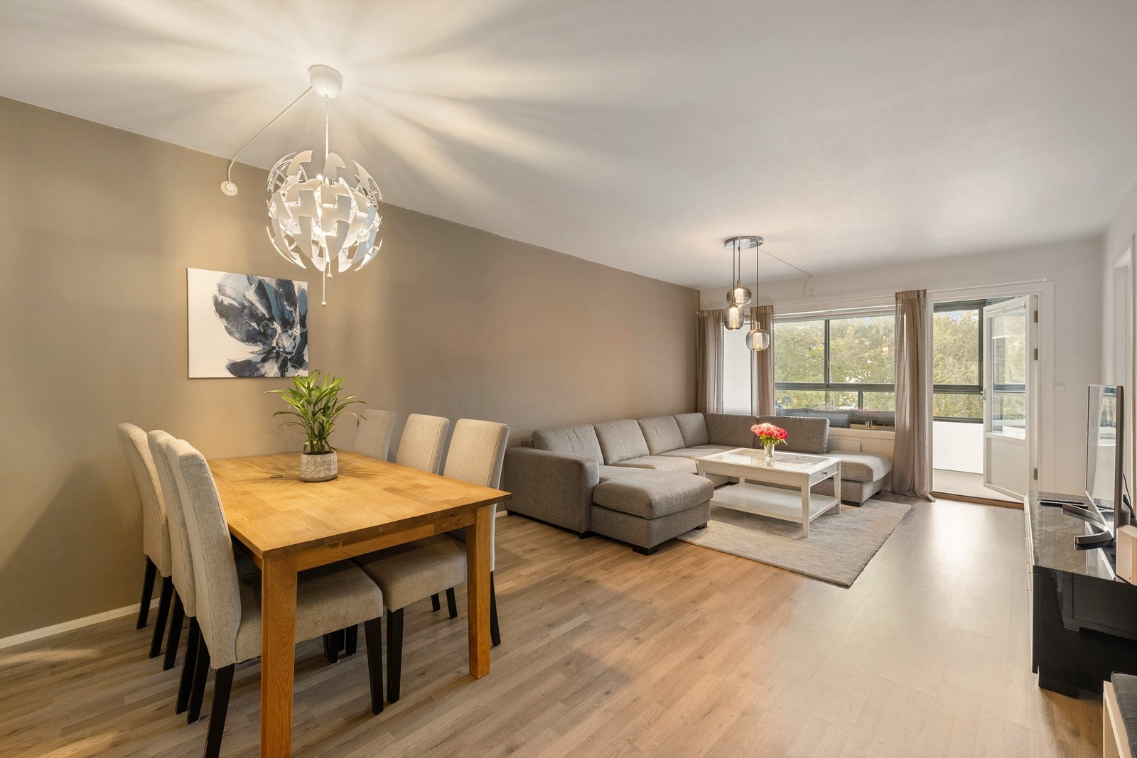 Leiligheten ble renovert rundt 2018/2019 og er gjennom de seneste to årene ytterligere oppgradert. Galleribilde