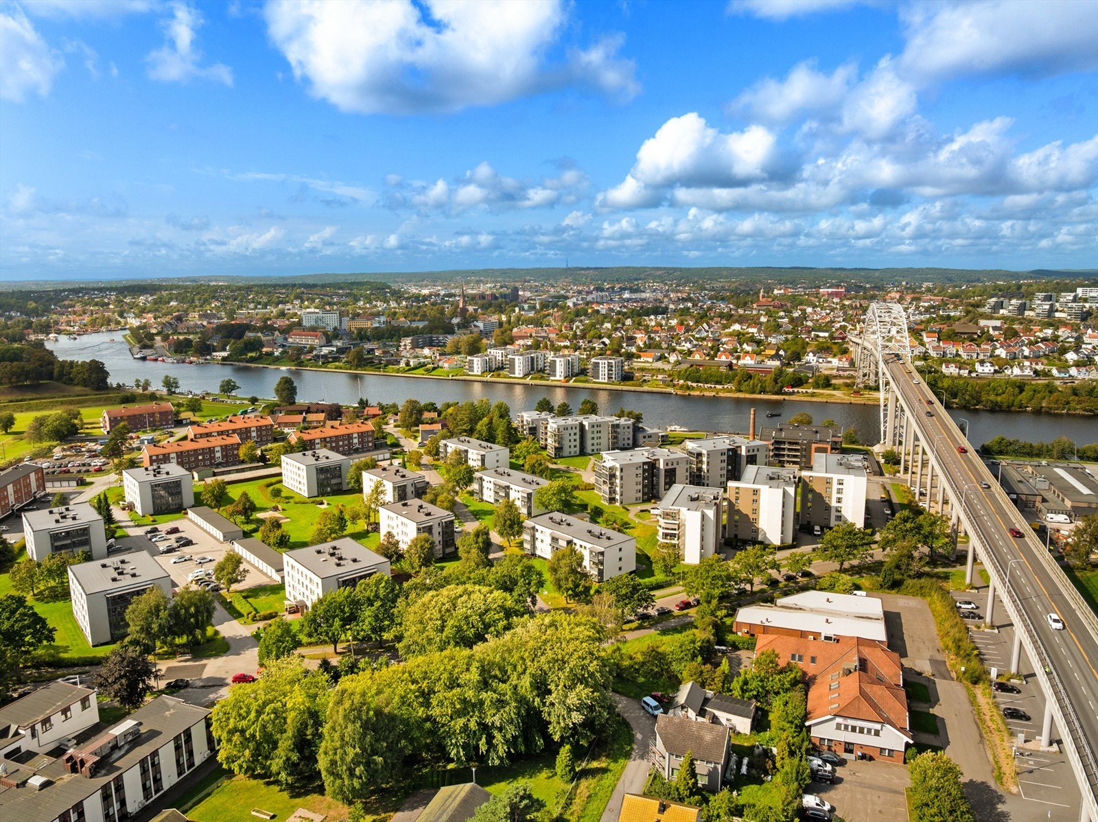 På Prestelandet bor du meget sentralt i forhold til sentrum. Gratis ferge har hyppig avganger mellom Gamlebyen og by-siden. Galleribilde