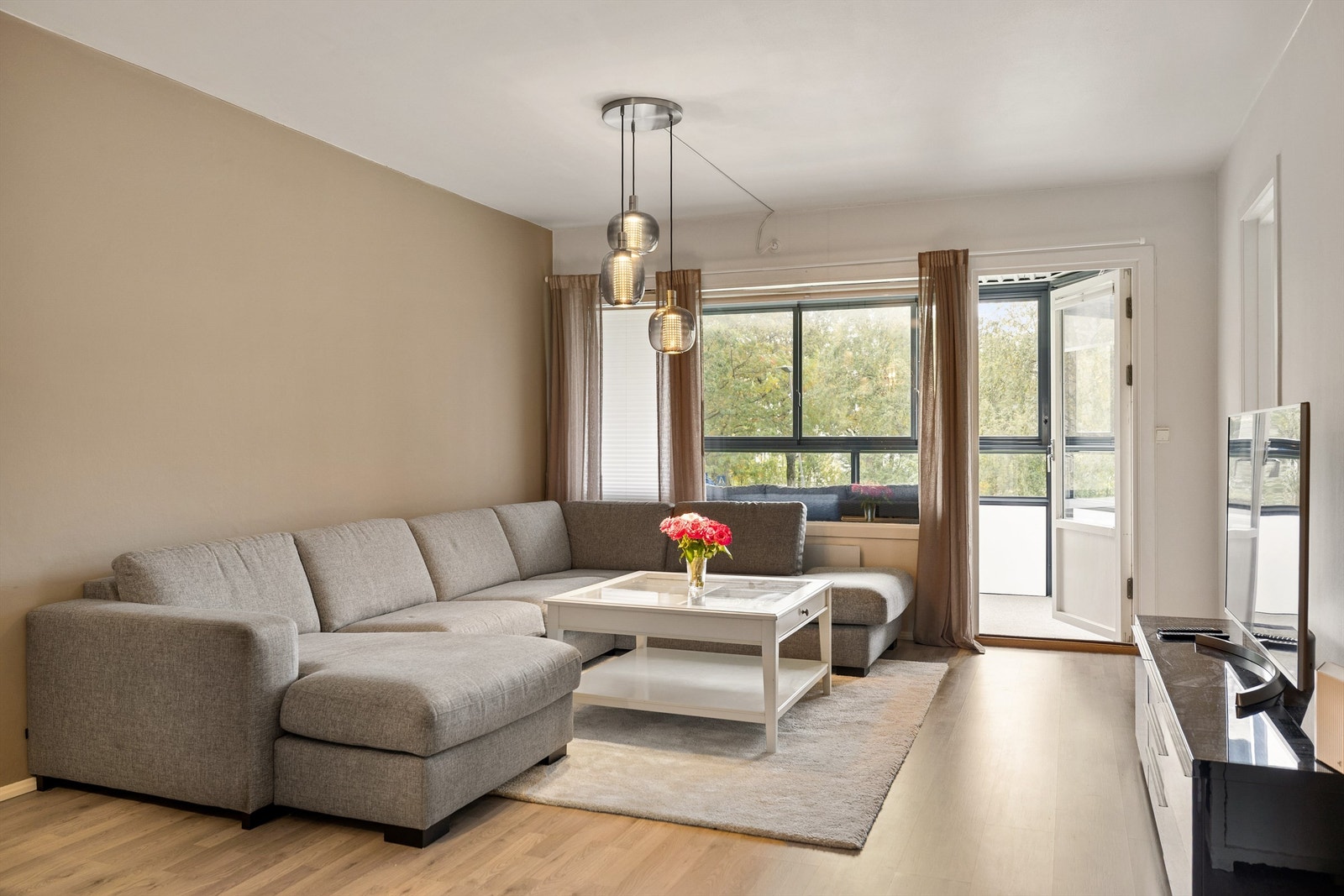 Høyden av andre etasje og avstanden til øvrig bebyggelse gjør stuen lite eksponert for innsyn. Galleribilde