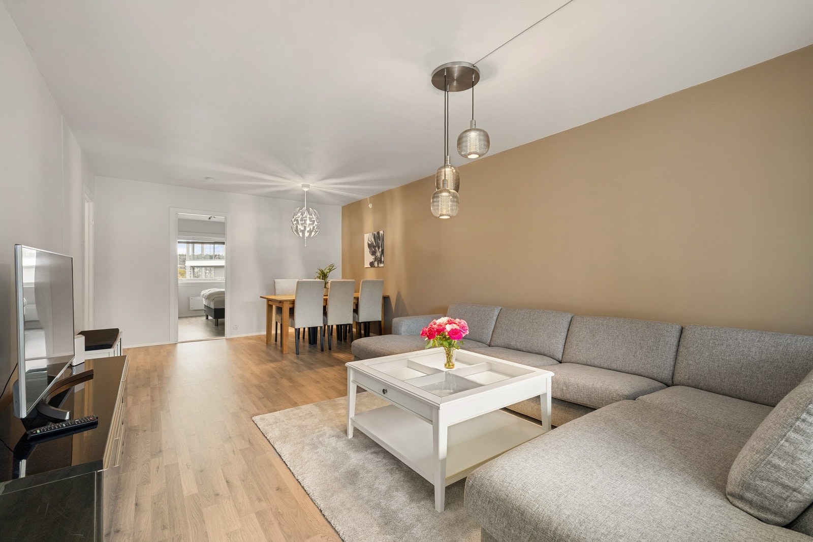 Leilighetens to soverom er samlet på én side, hovedsoverommet tilgjengelig rett fra stuen. Galleribilde